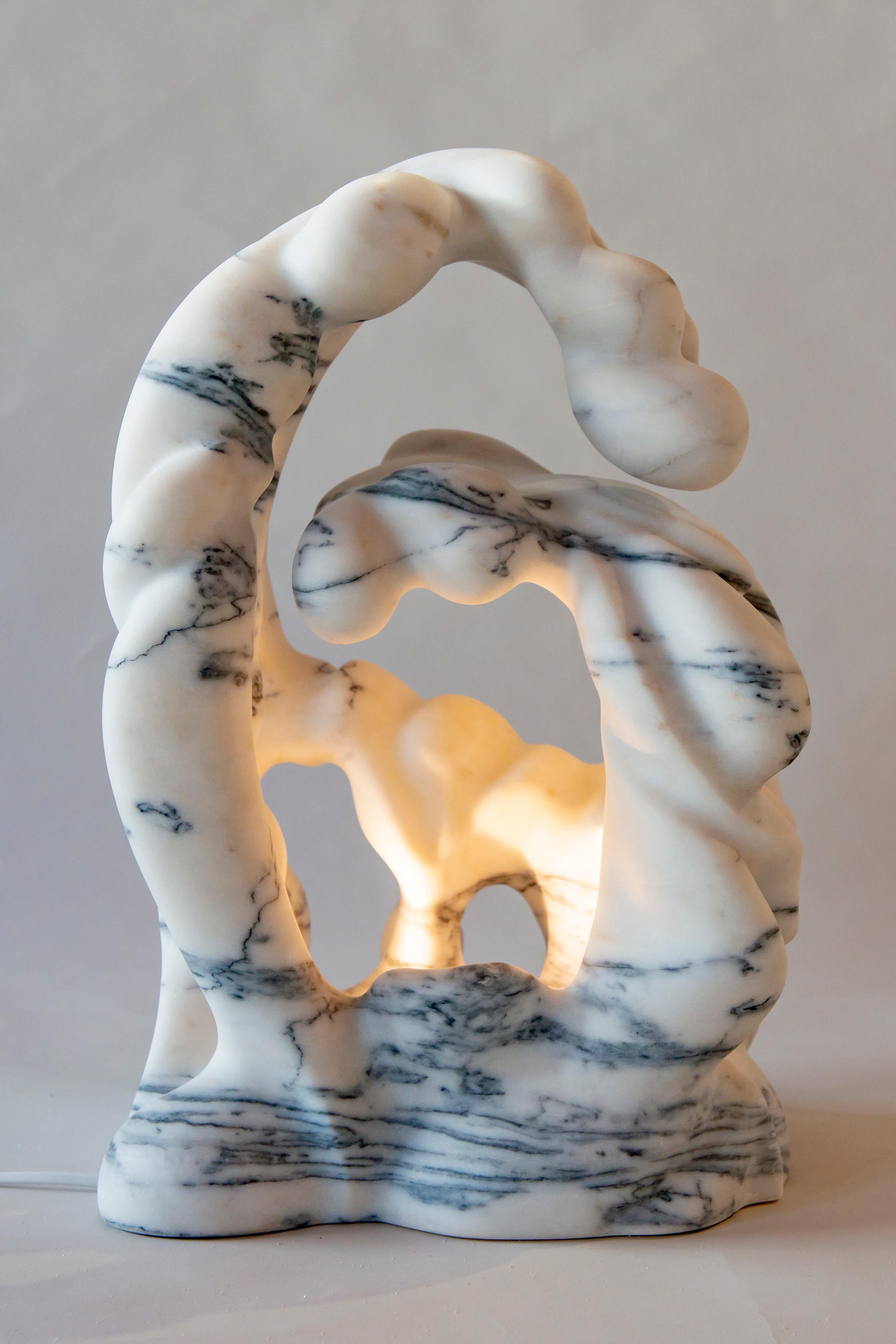 Ahyi Handmade Table Lamp in White Marble by MANTA Handmade Stone Designs (lampe de table en marbre blanc faite à la main) en vente 5