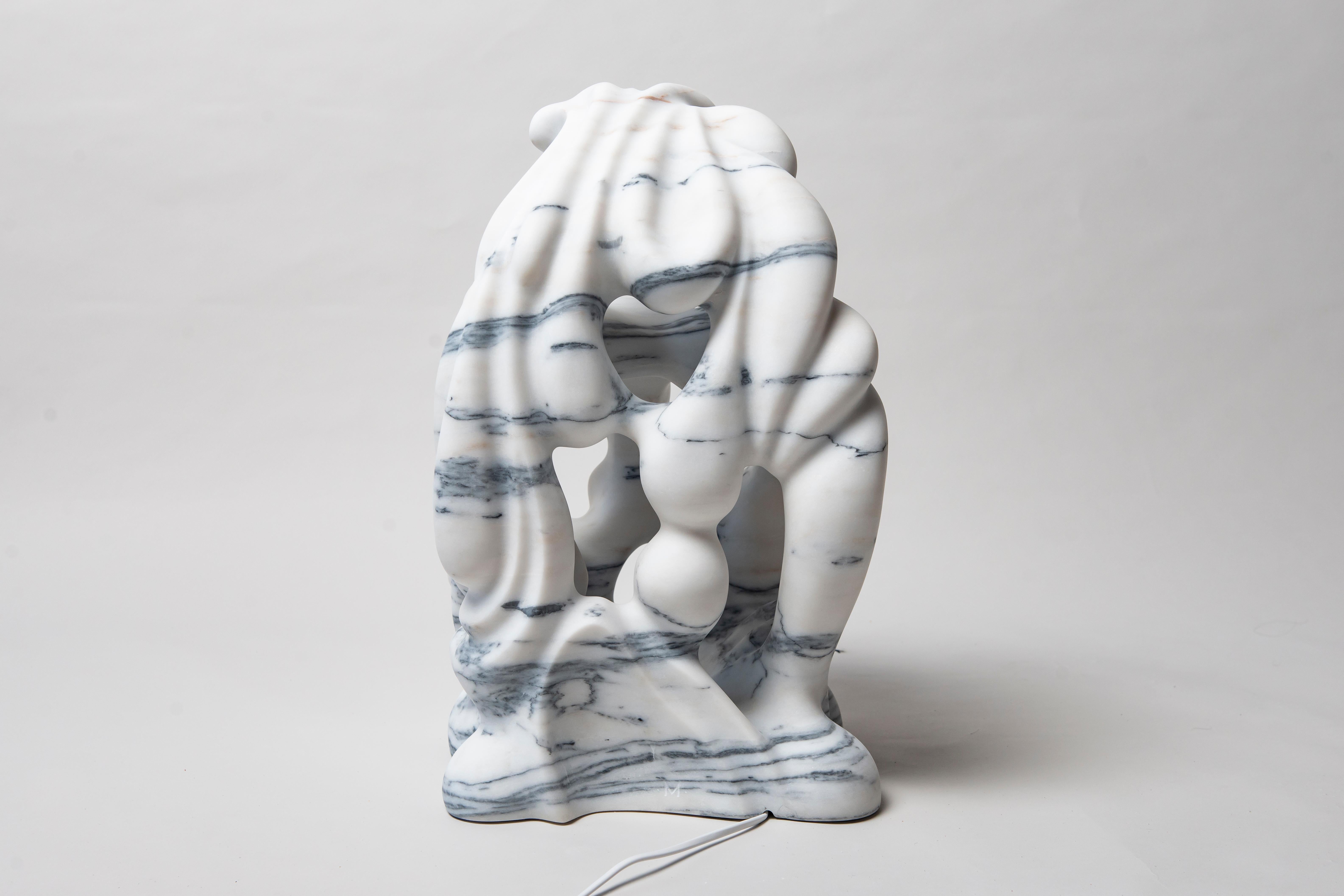 Ahyi Handmade Table Lamp in White Marble by MANTA Handmade Stone Designs (lampe de table en marbre blanc faite à la main) en vente 7