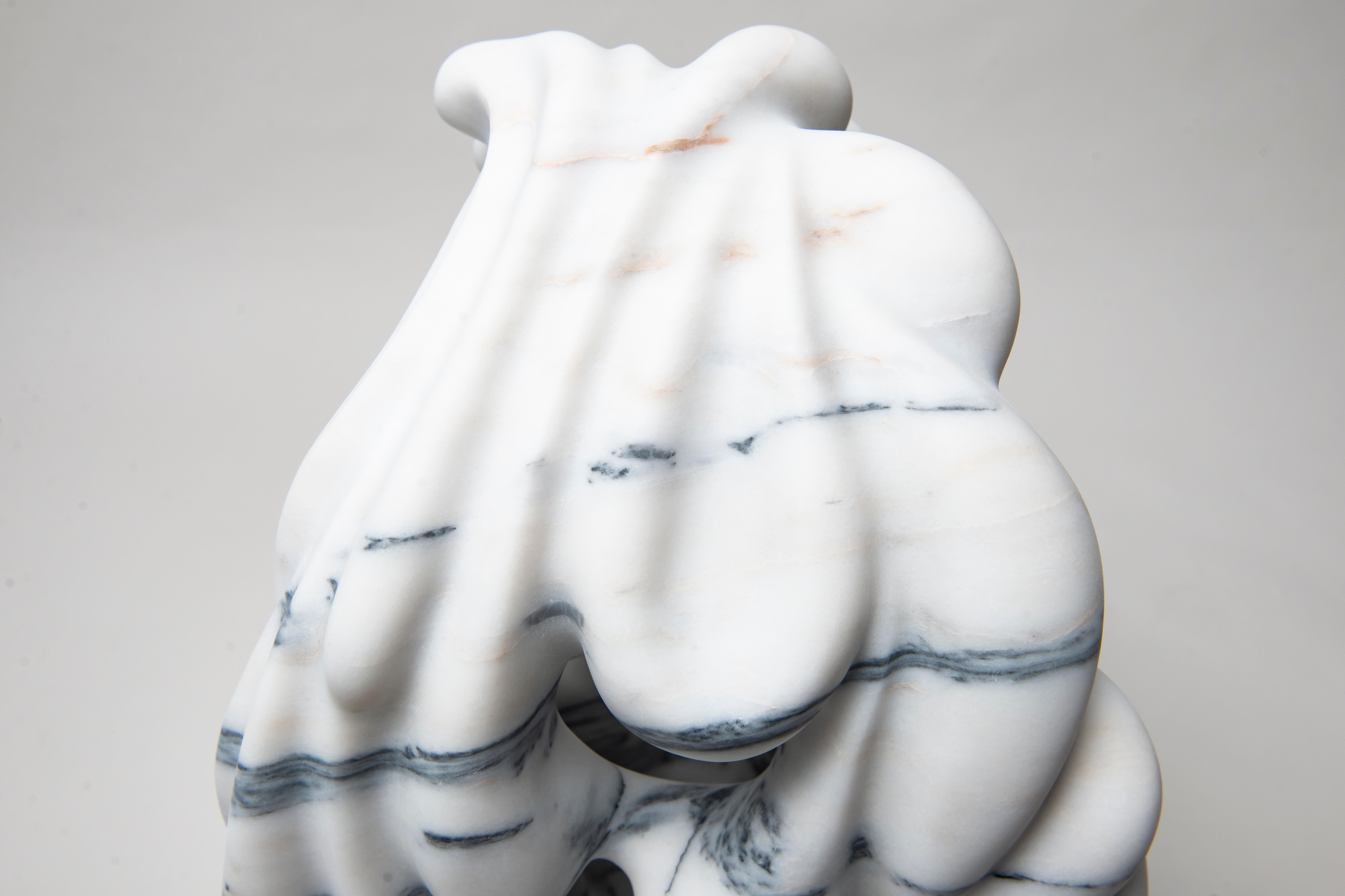 Portugais Ahyi Handmade Table Lamp in White Marble by MANTA Handmade Stone Designs (lampe de table en marbre blanc faite à la main) en vente