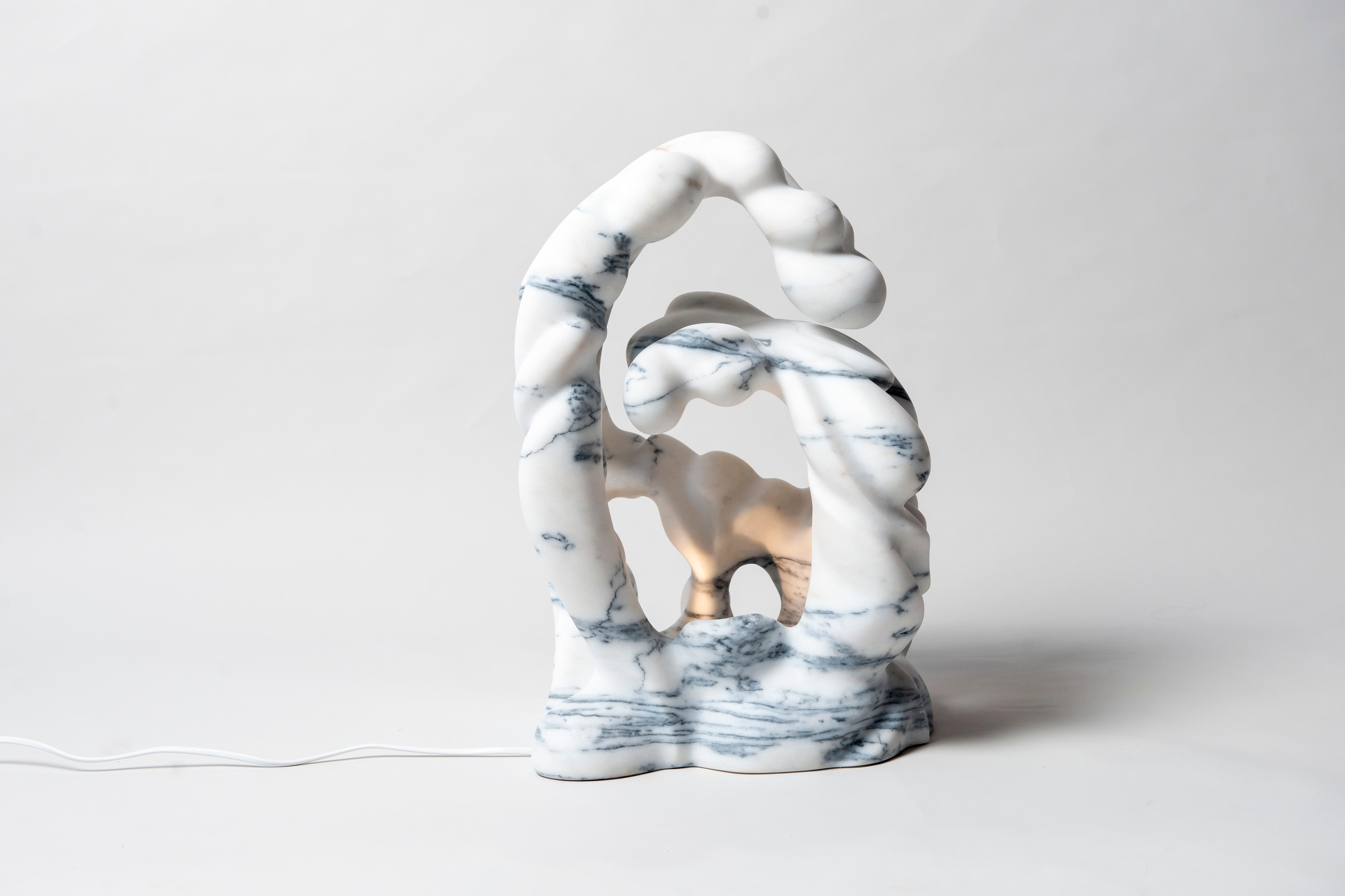 Fait main Ahyi Handmade Table Lamp in White Marble by MANTA Handmade Stone Designs (lampe de table en marbre blanc faite à la main) en vente