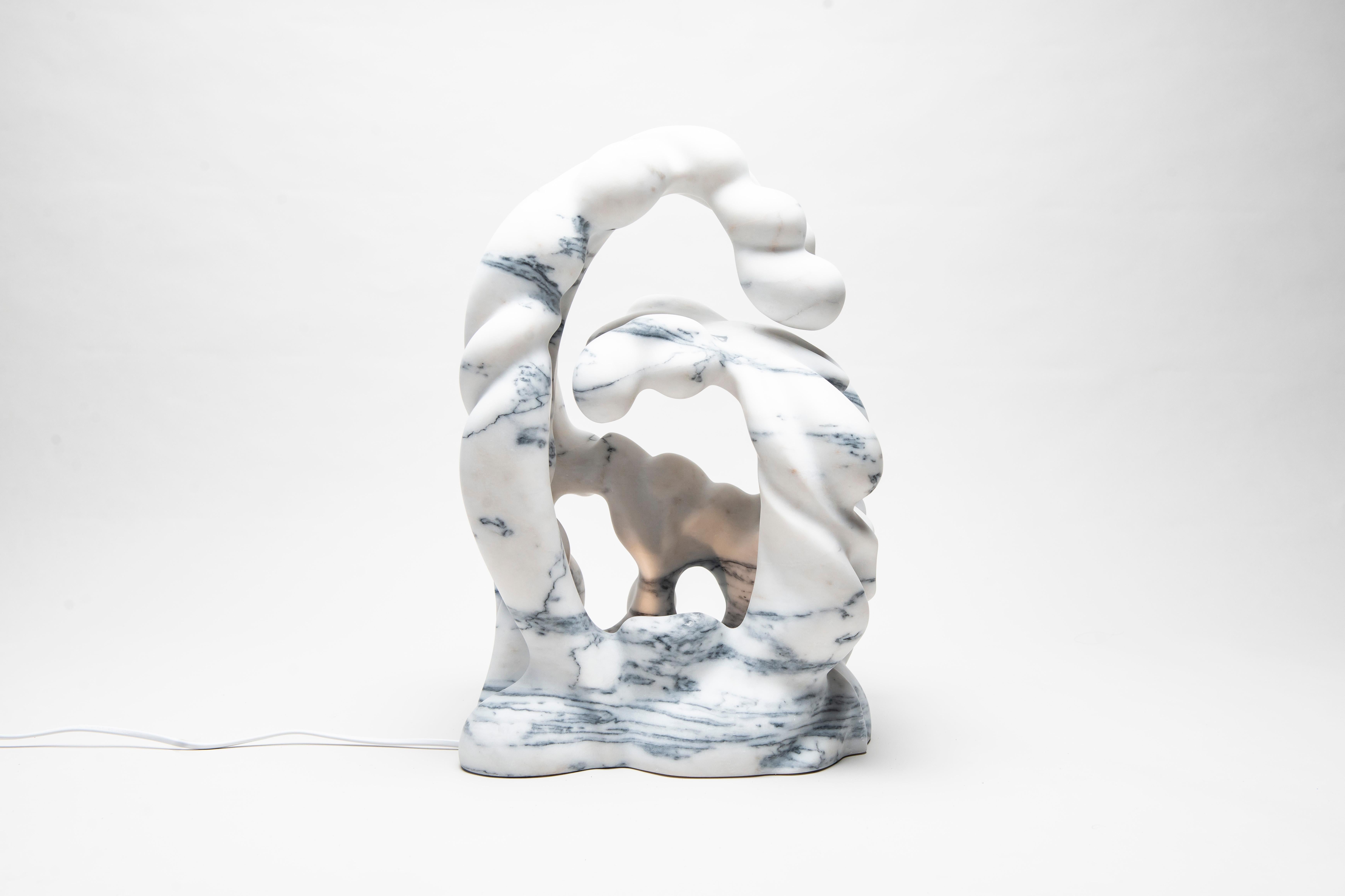 Ahyi Handmade Table Lamp in White Marble by MANTA Handmade Stone Designs (lampe de table en marbre blanc faite à la main) Neuf - En vente à Geneve, CH