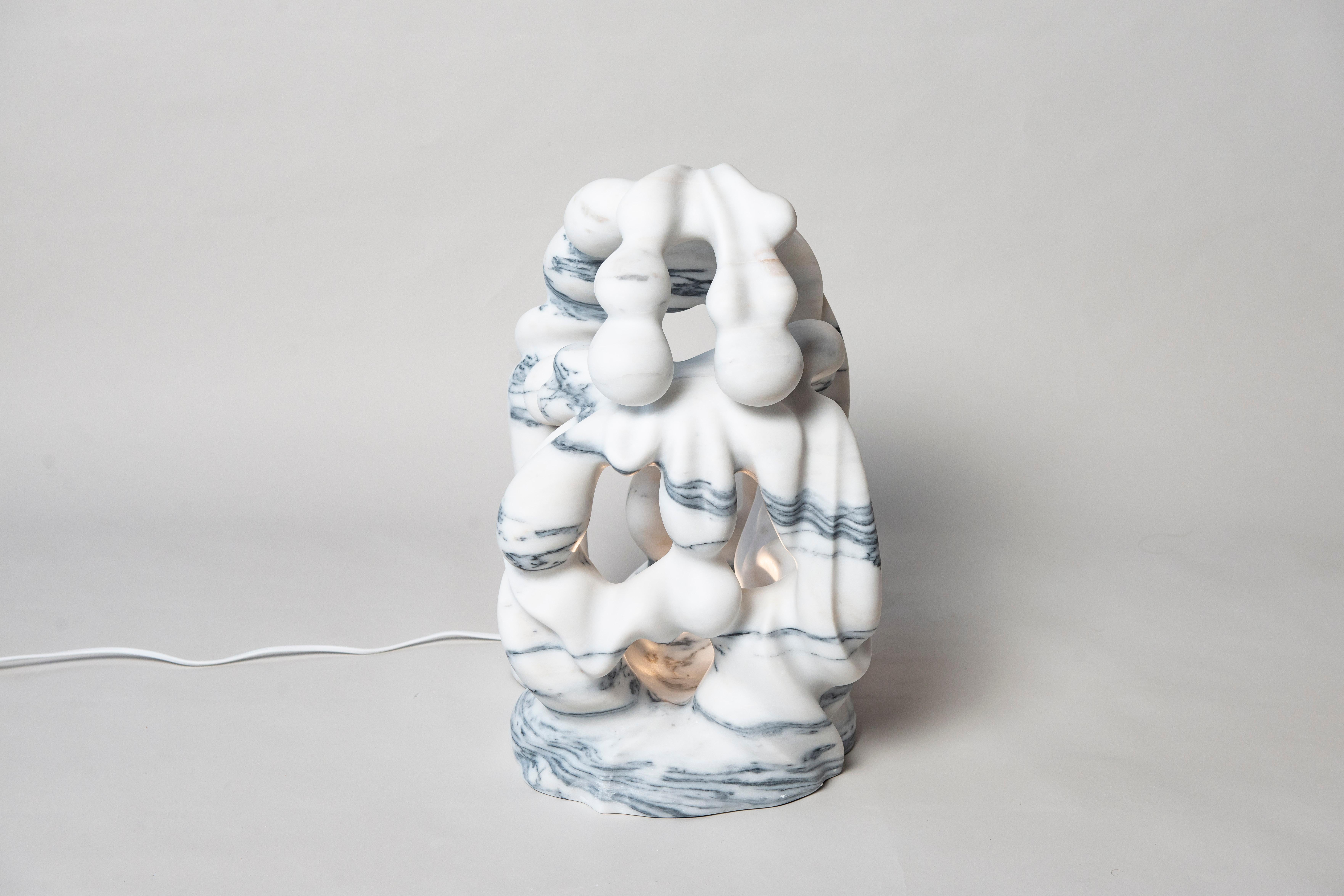 XXIe siècle et contemporain Ahyi Handmade Table Lamp in White Marble by MANTA Handmade Stone Designs (lampe de table en marbre blanc faite à la main) en vente