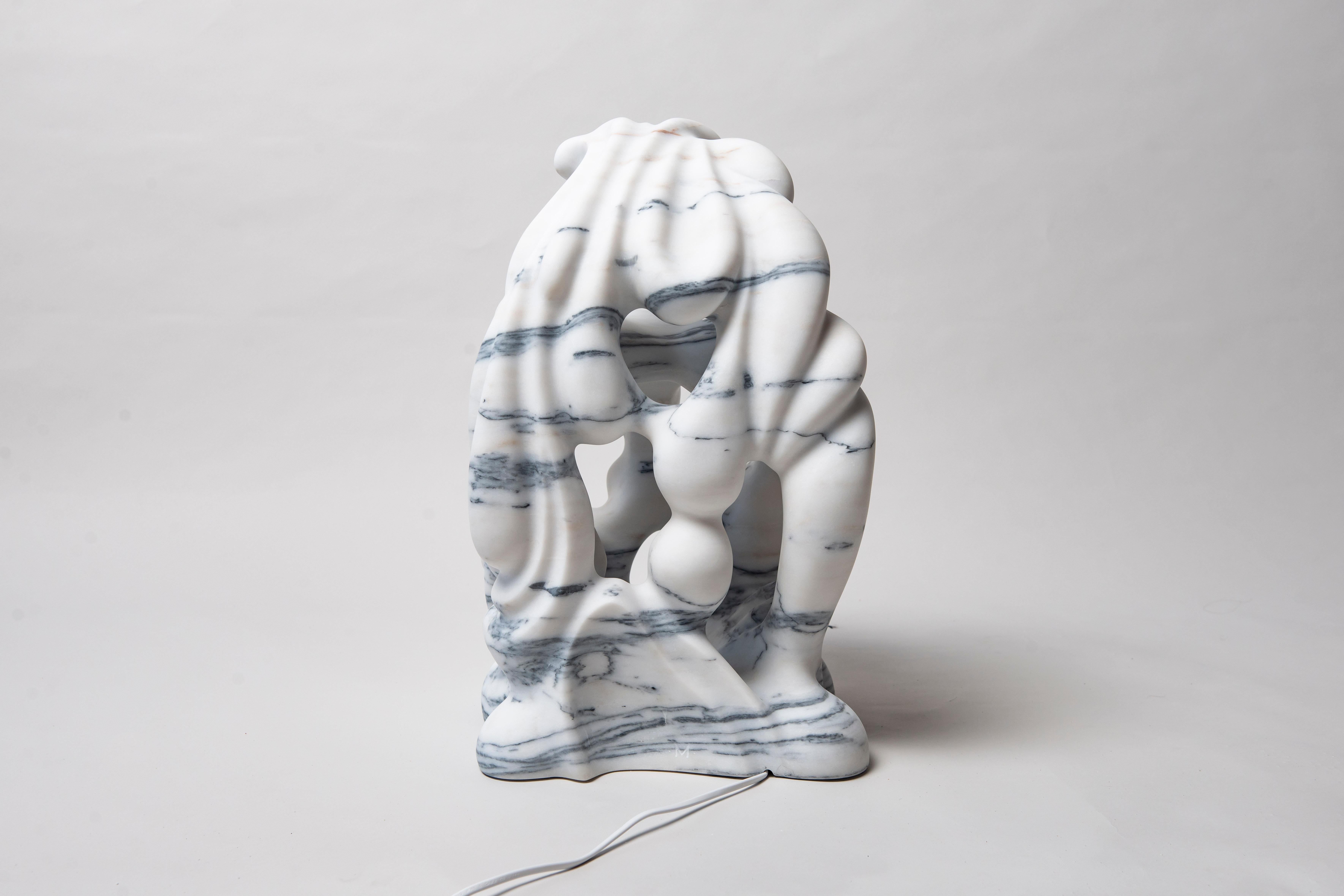 Marbre Ahyi Handmade Table Lamp in White Marble by MANTA Handmade Stone Designs (lampe de table en marbre blanc faite à la main) en vente