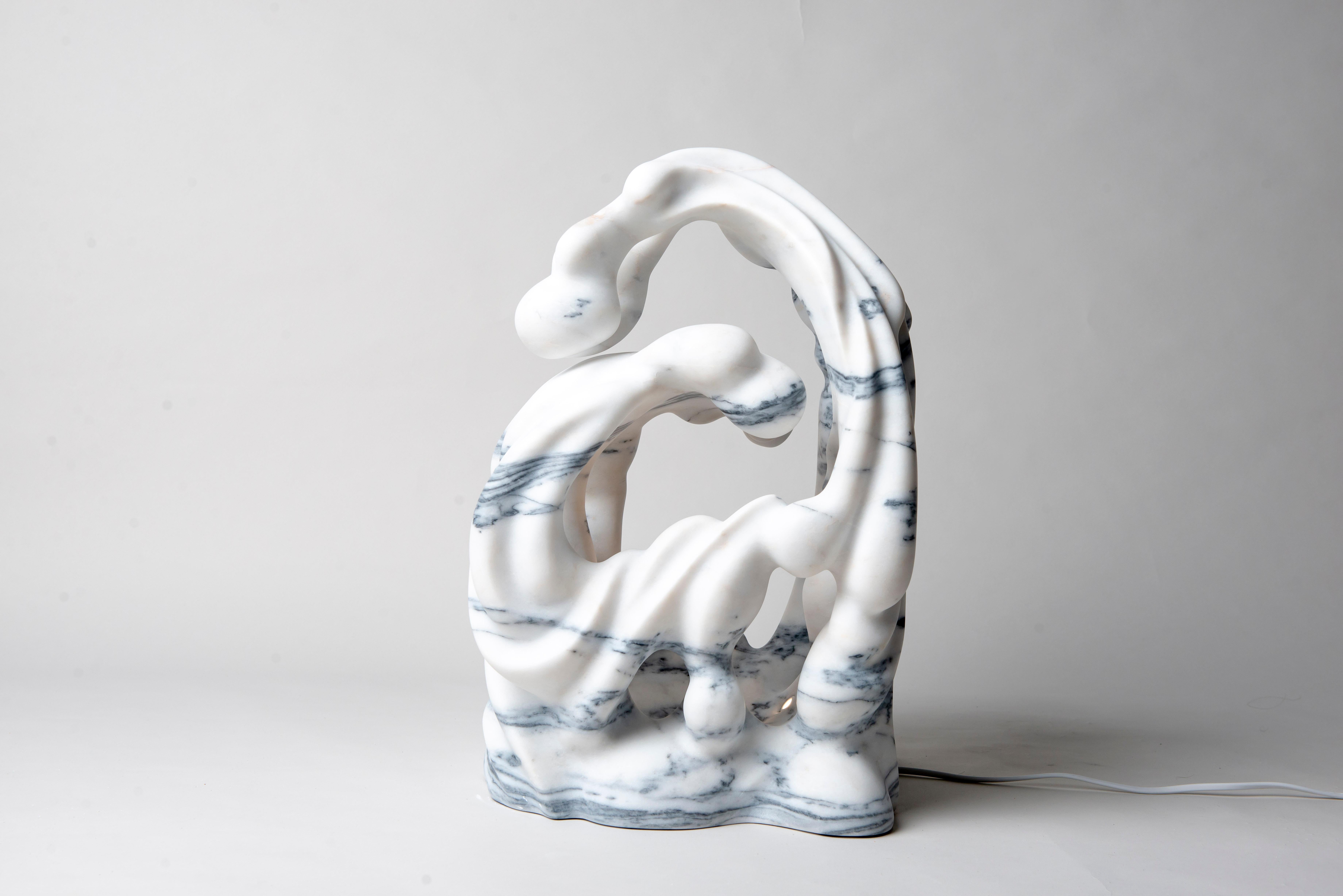 Ahyi Handmade Table Lamp in White Marble by MANTA Handmade Stone Designs (lampe de table en marbre blanc faite à la main) en vente 1