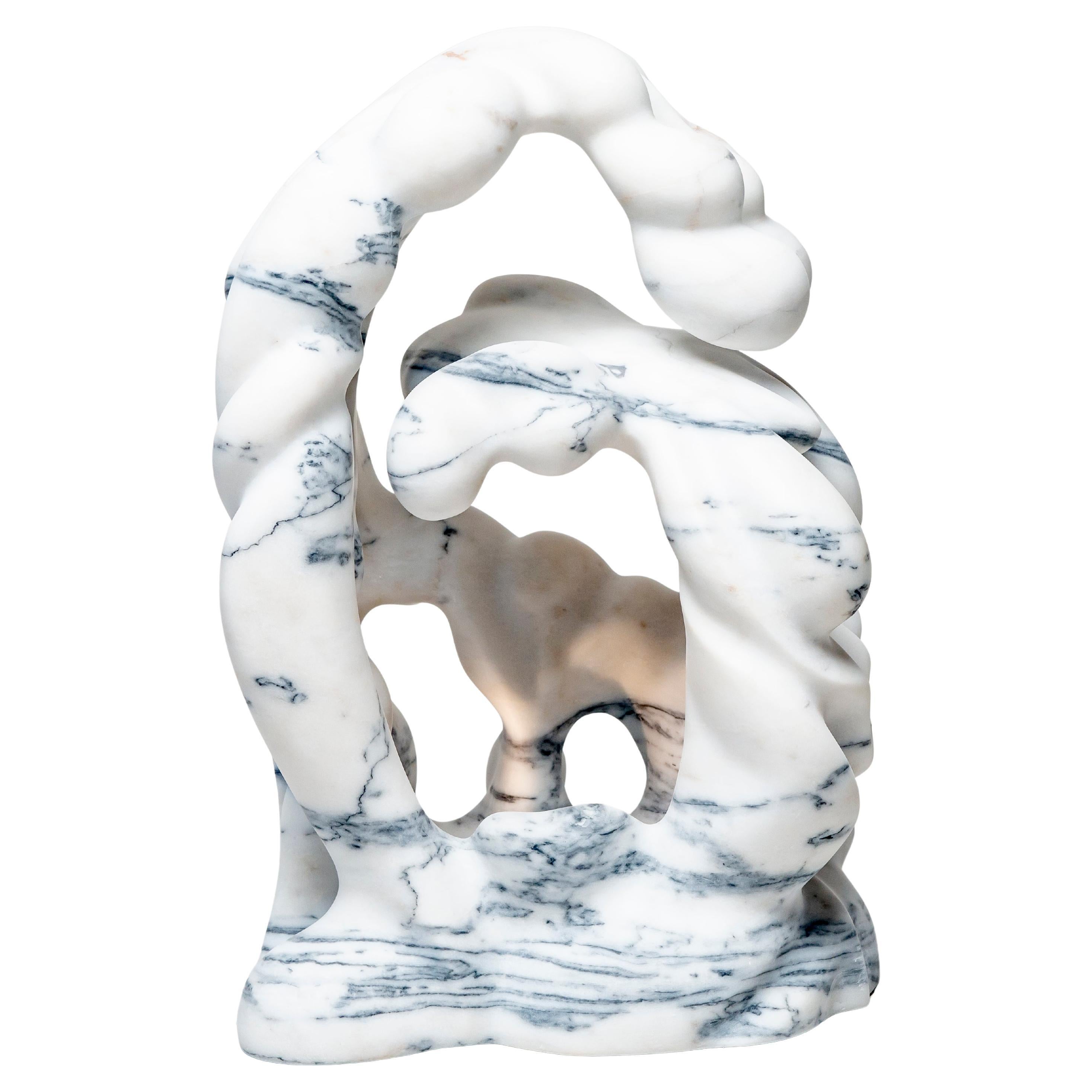 Ahyi Handmade Table Lamp in White Marble by MANTA Handmade Stone Designs (lampe de table en marbre blanc faite à la main) en vente