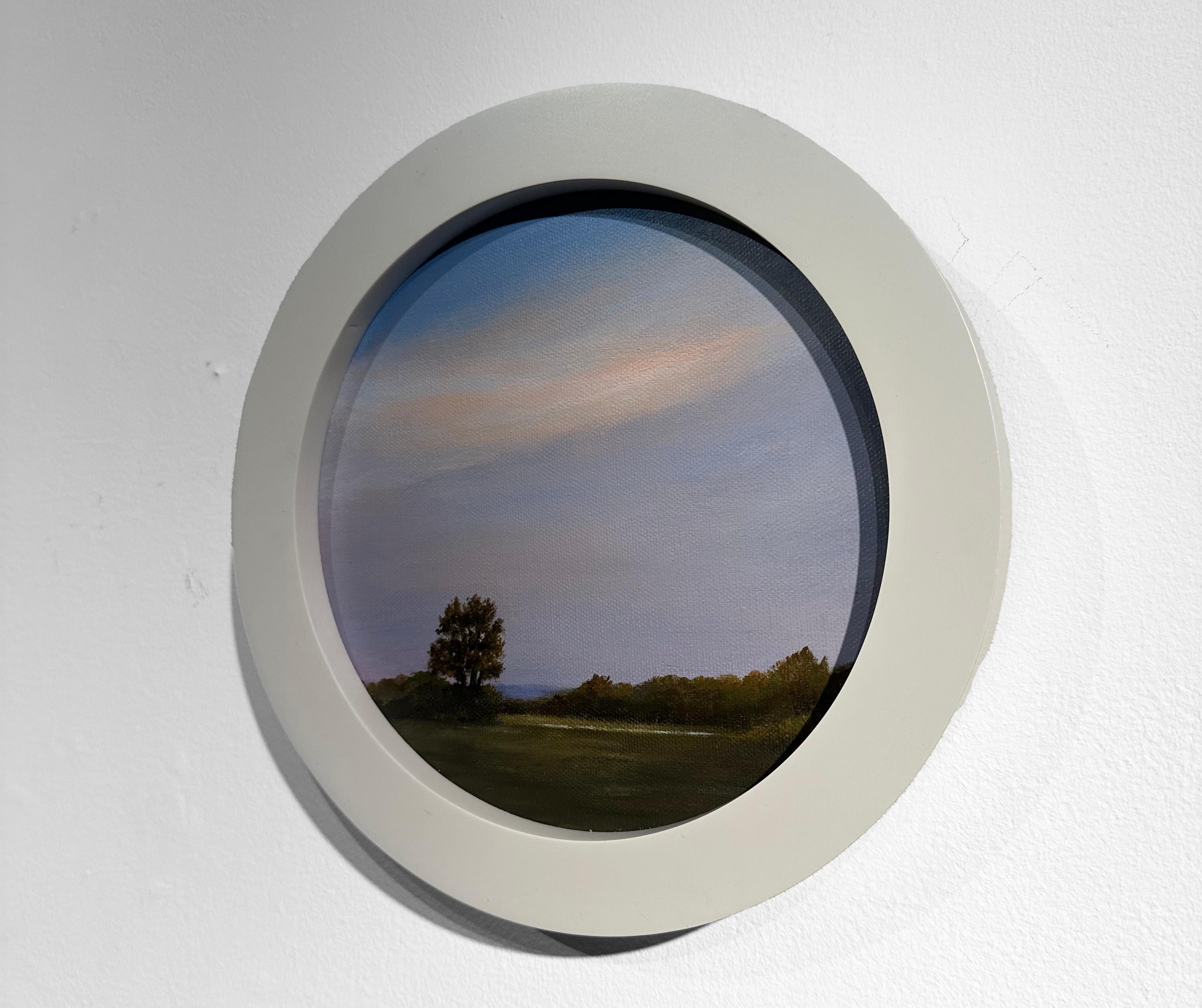 Vicino al crepuscolo - Quadro circolare di un cielo rosa su un campo, pittura ad olio originale - Landscape Painting Grigio di Ahzad Bogosian