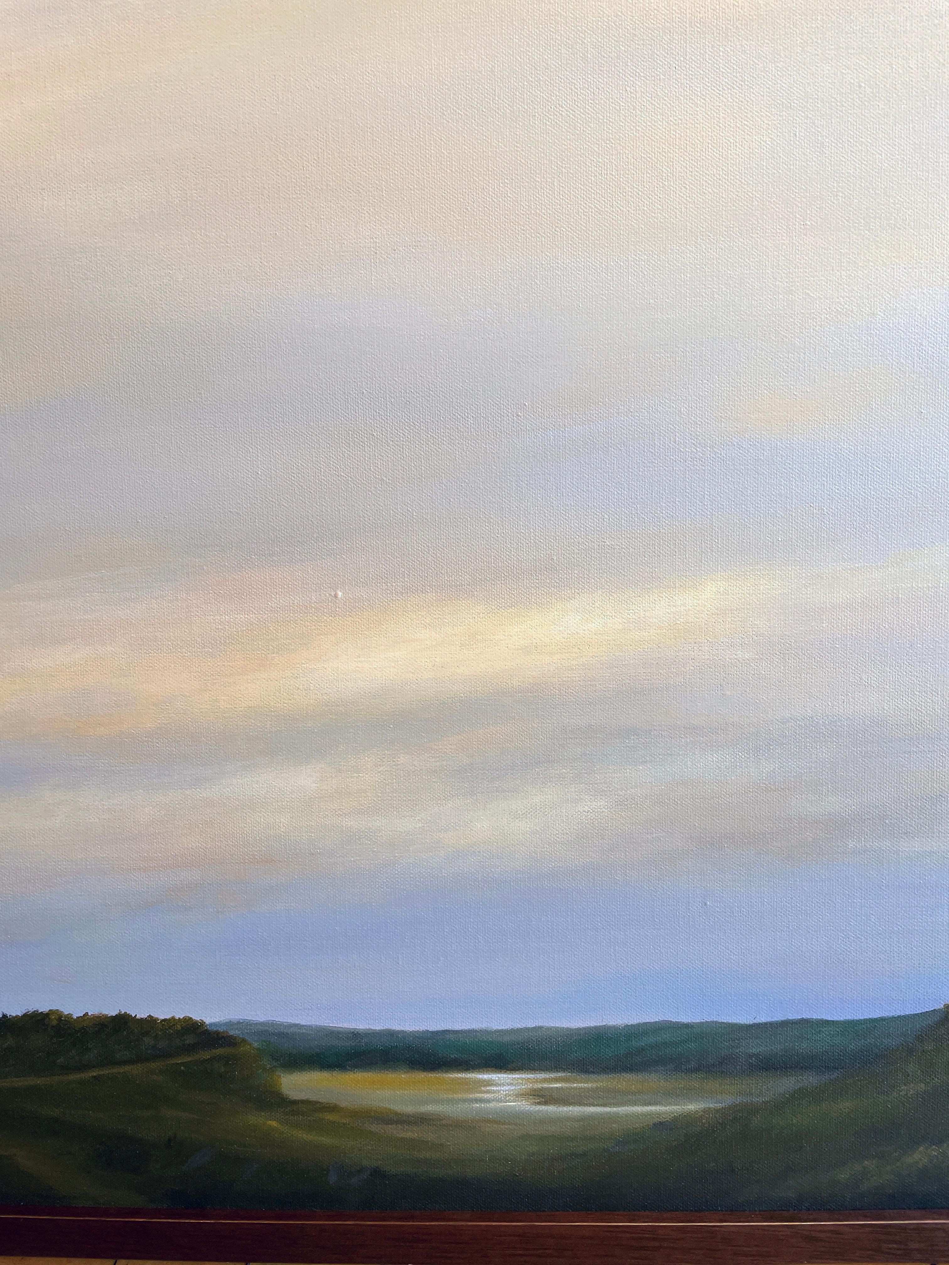 Überblick und Tal - Original-Ölgemälde mit ruhigem, wolkengefülltem Himmel, gerahmt (Grau), Landscape Painting, von Ahzad Bogosian
