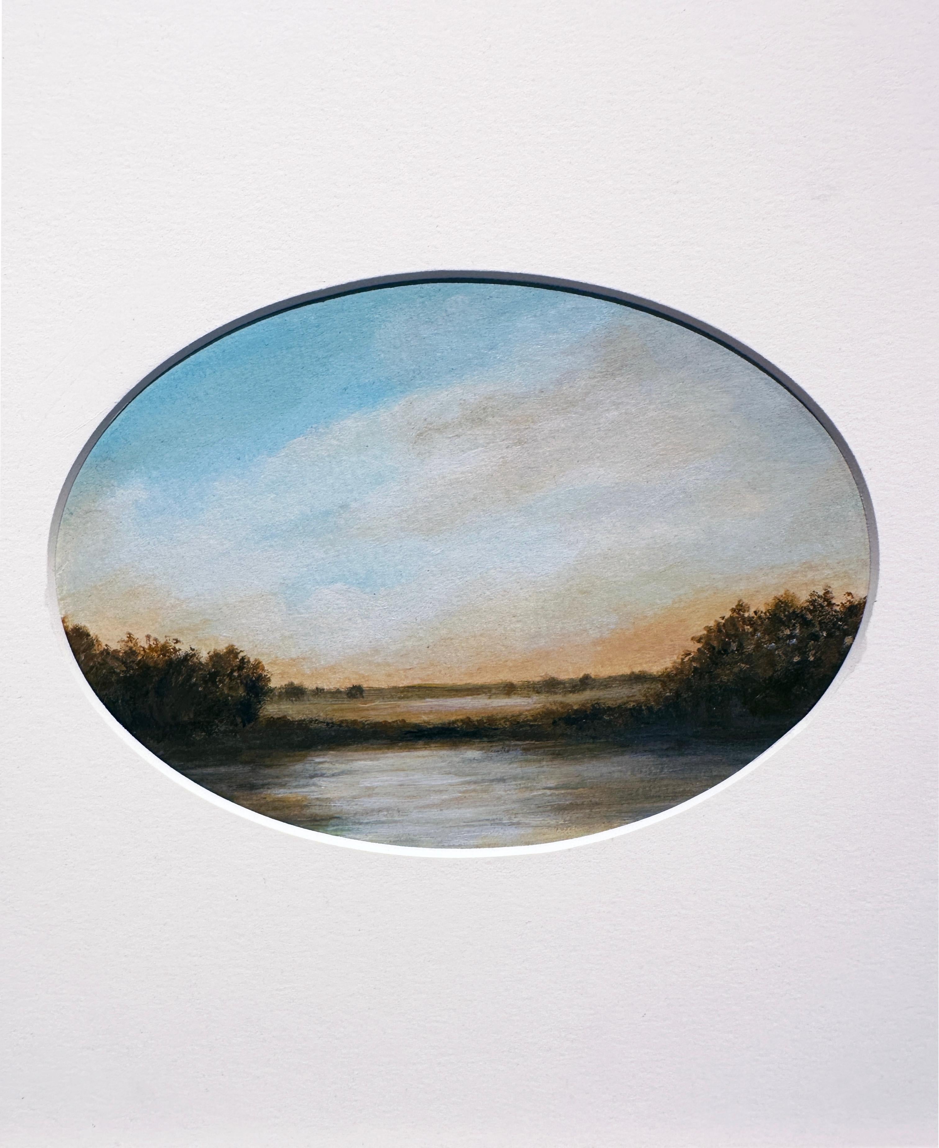 Teich – ruhige Landschaft, Sonne nur am Horizont, wolkengefüllter Himmel im Angebot 1