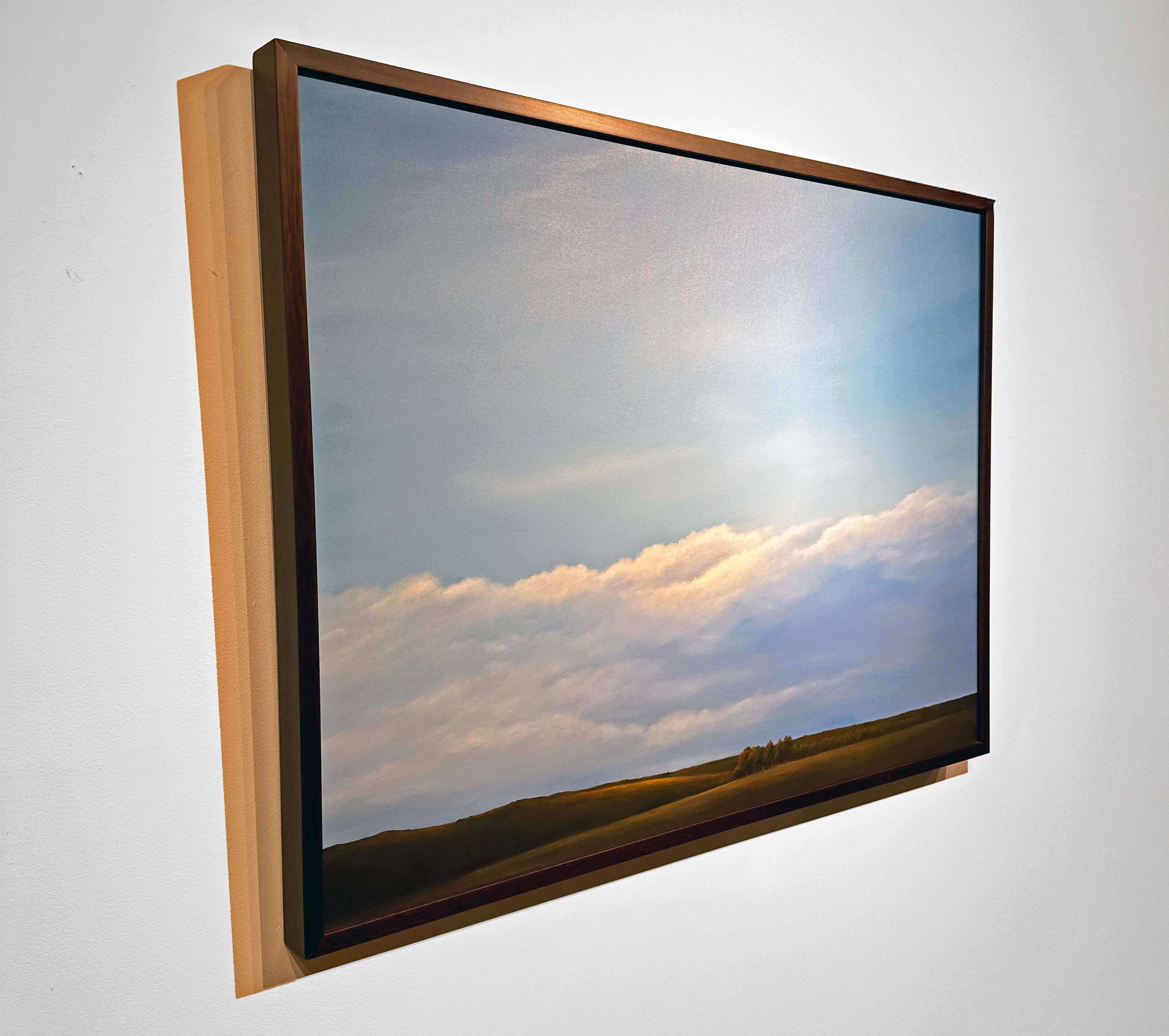 Ridge Top-Light - cielo azzurro sul campo, nuvole soffici, Pittura ad olio originale in vendita 2