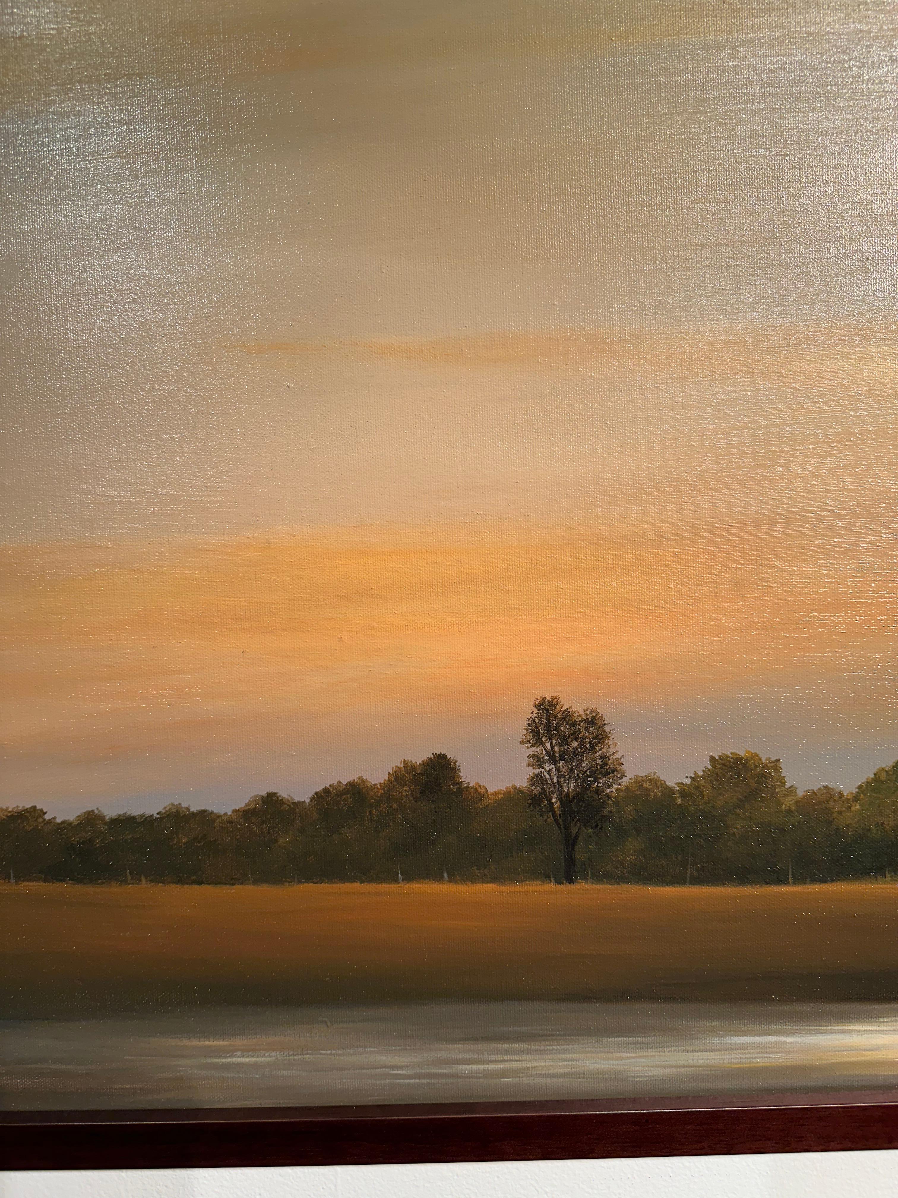 Crepúsculo en el arroyo - Cielos anaranjados sobre el campo y el río, Pintura al óleo original - Landscape Painting Naranja de Ahzad Bogosian