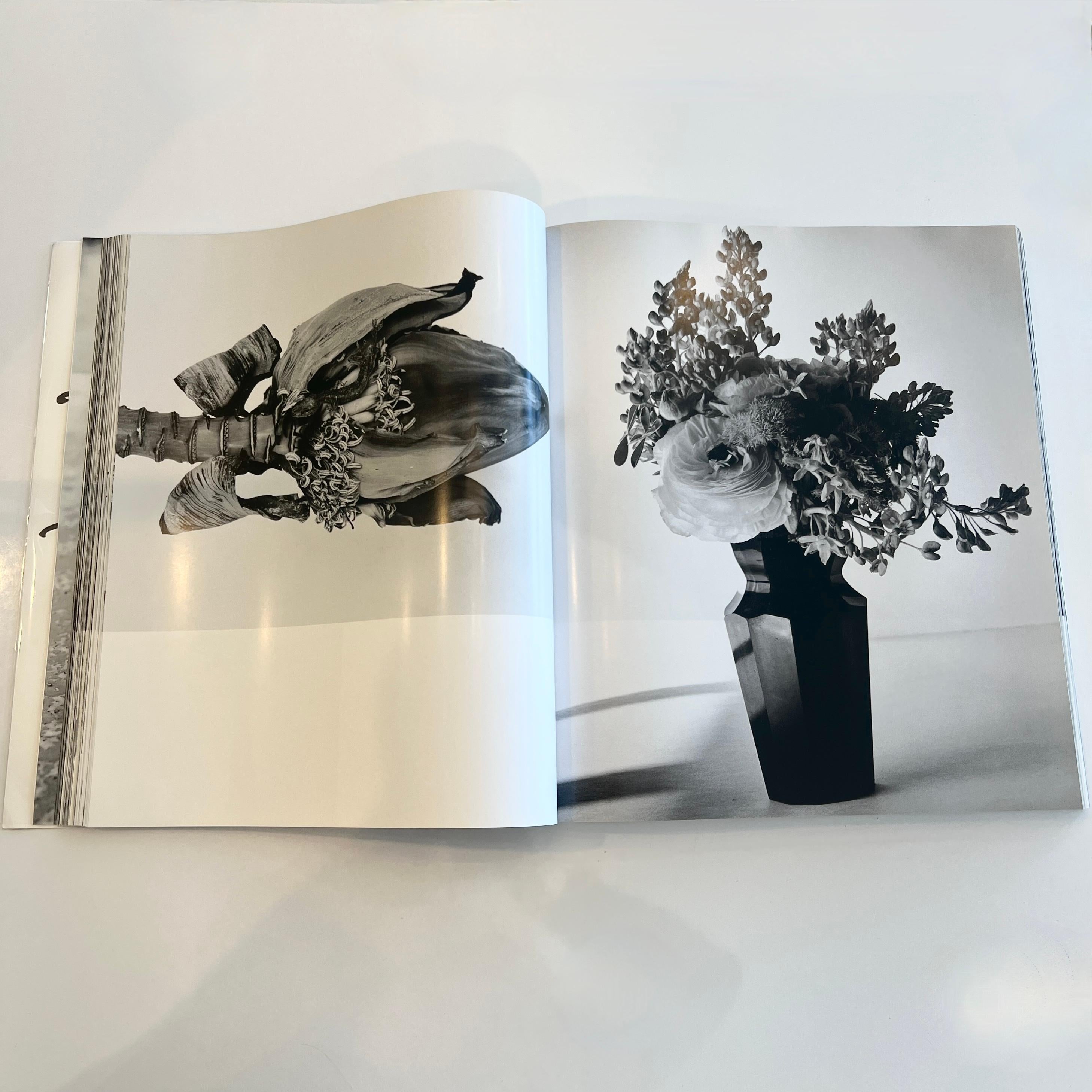 AI NO HANA est un livre de photographies captivant réalisé par le célèbre photographe japonais Nobuyoshi Araki. Publié en 2007 pour coïncider avec une exposition à la RAT HOLE Gallery, ce recueil présente une série de photographies de fleurs prises