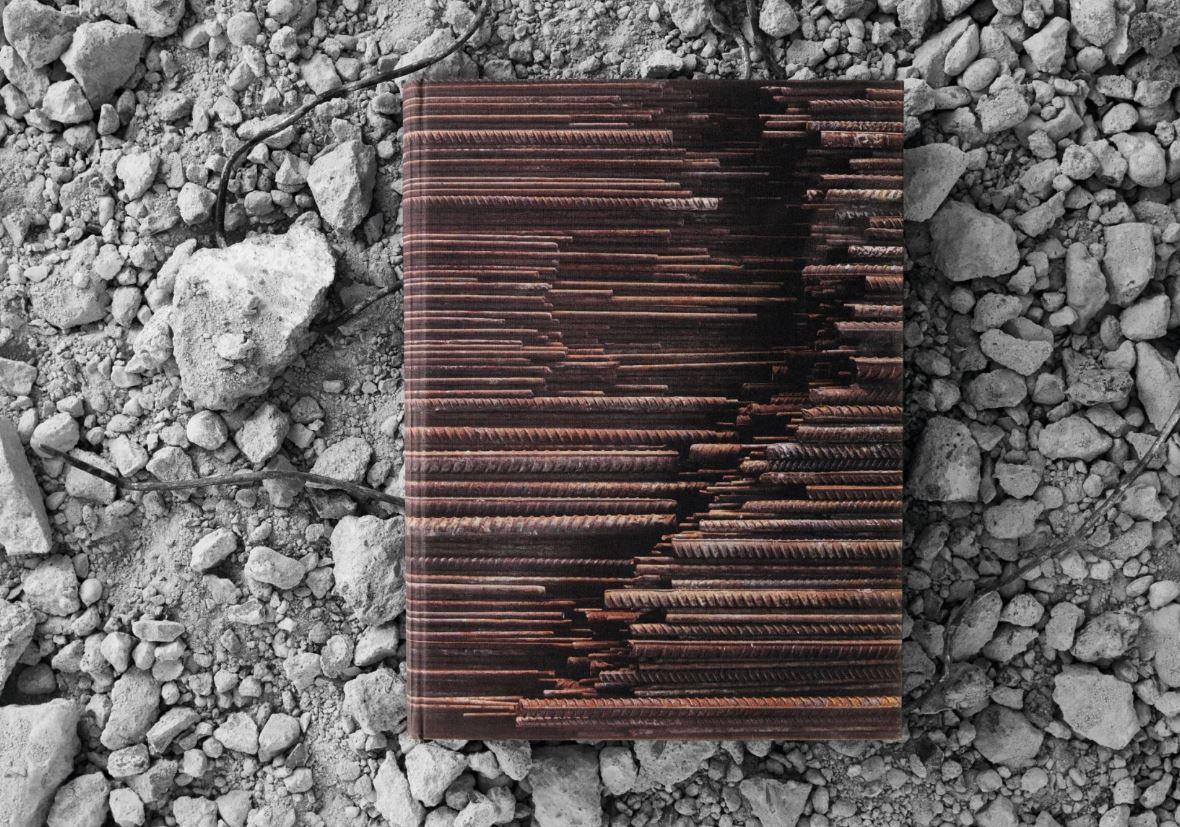 Ce livre est une copie scellée d'une édition limitée SOLD OUT de TASCHEN. Ce livre porte le numéro 587 sur 1000.

Le volume est enveloppé dans un foulard de soie (110 cm x 100 cm, soie Habotai), inspiré d'un détail de l'œuvre d'Ai Straight, une