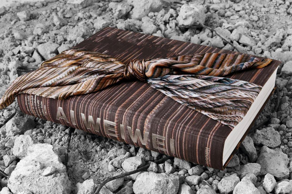 Allemand Ai Weiwei Livre collector signé en édition limitée avec écharpe en soie par TASCHEN en vente