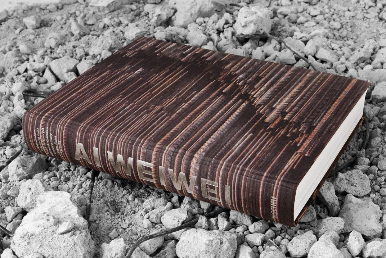 Ai Weiwei Livre collector signé en édition limitée avec écharpe en soie par TASCHEN Excellent état - En vente à Brooklyn, NY