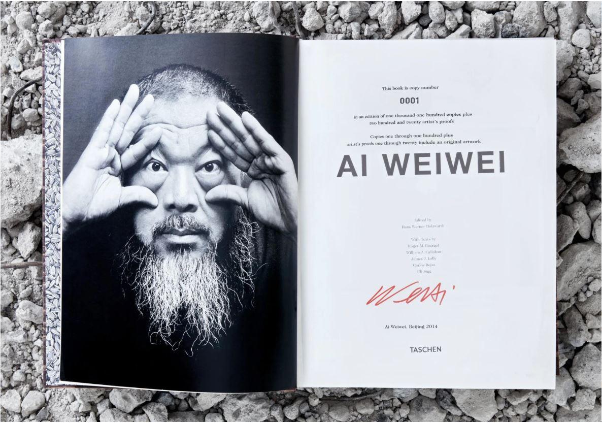 XXIe siècle et contemporain Ai Weiwei Livre collector signé en édition limitée avec écharpe en soie par TASCHEN en vente