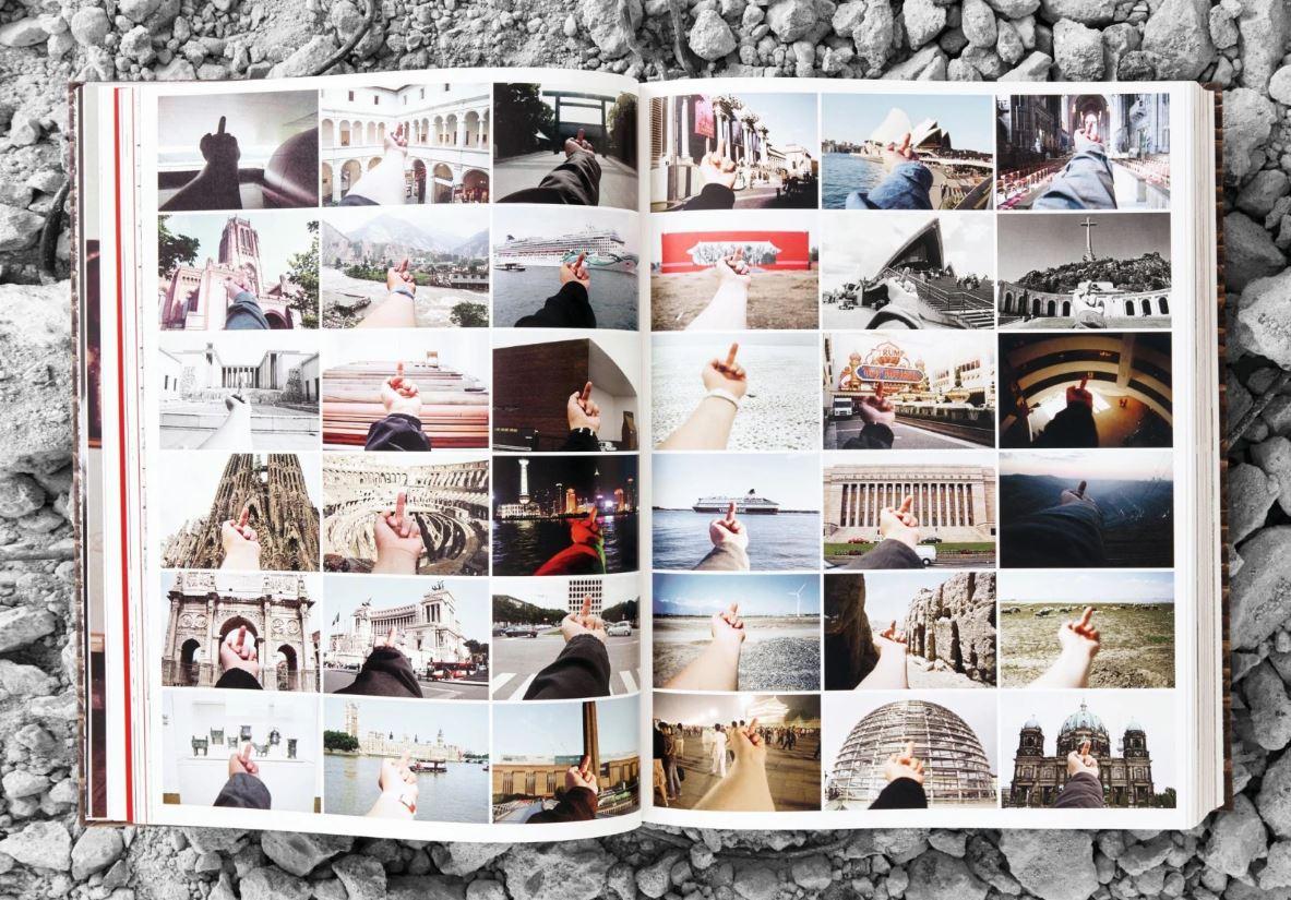 Soie Ai Weiwei Livre collector signé en édition limitée avec écharpe en soie par TASCHEN en vente