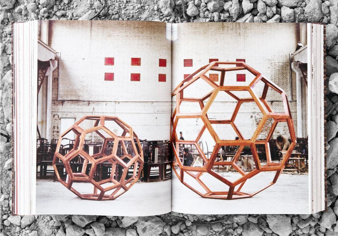 Ai Weiwei Livre collector signé en édition limitée avec écharpe en soie par TASCHEN en vente 1