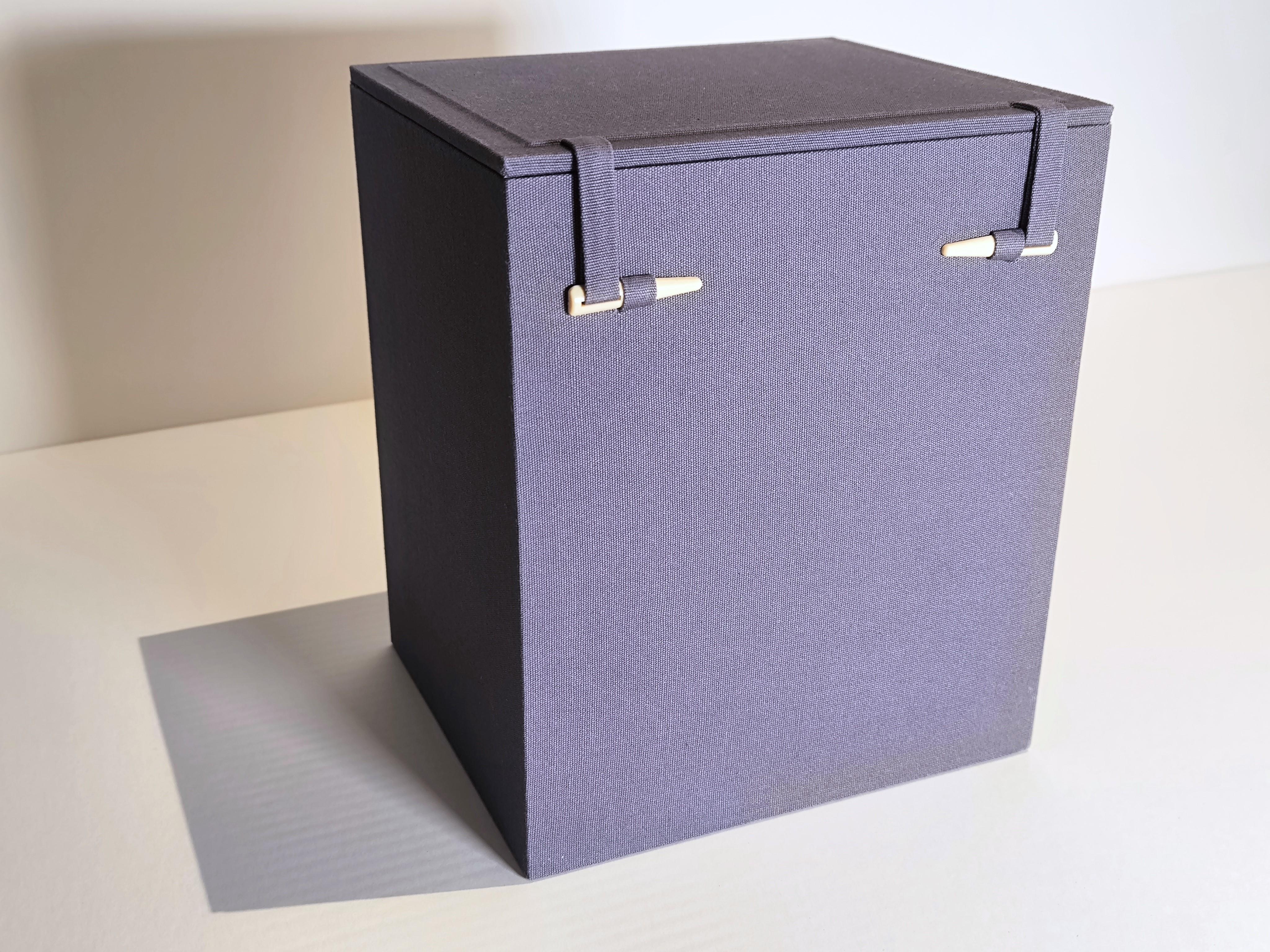 AI WEIWEI - CEDRO (I)

Data di creazione: 2023
Mezzo: Alluminio fuso
Edizione: 50 + 2 A/P
Dimensioni: 20 x 15,8 x 14,4 cm
Condizioni: In ottime condizioni, nuovo di zecca e mai esposto.

IL LAVORO
Cedar (2022) di Ai Weiwei non è una semplice