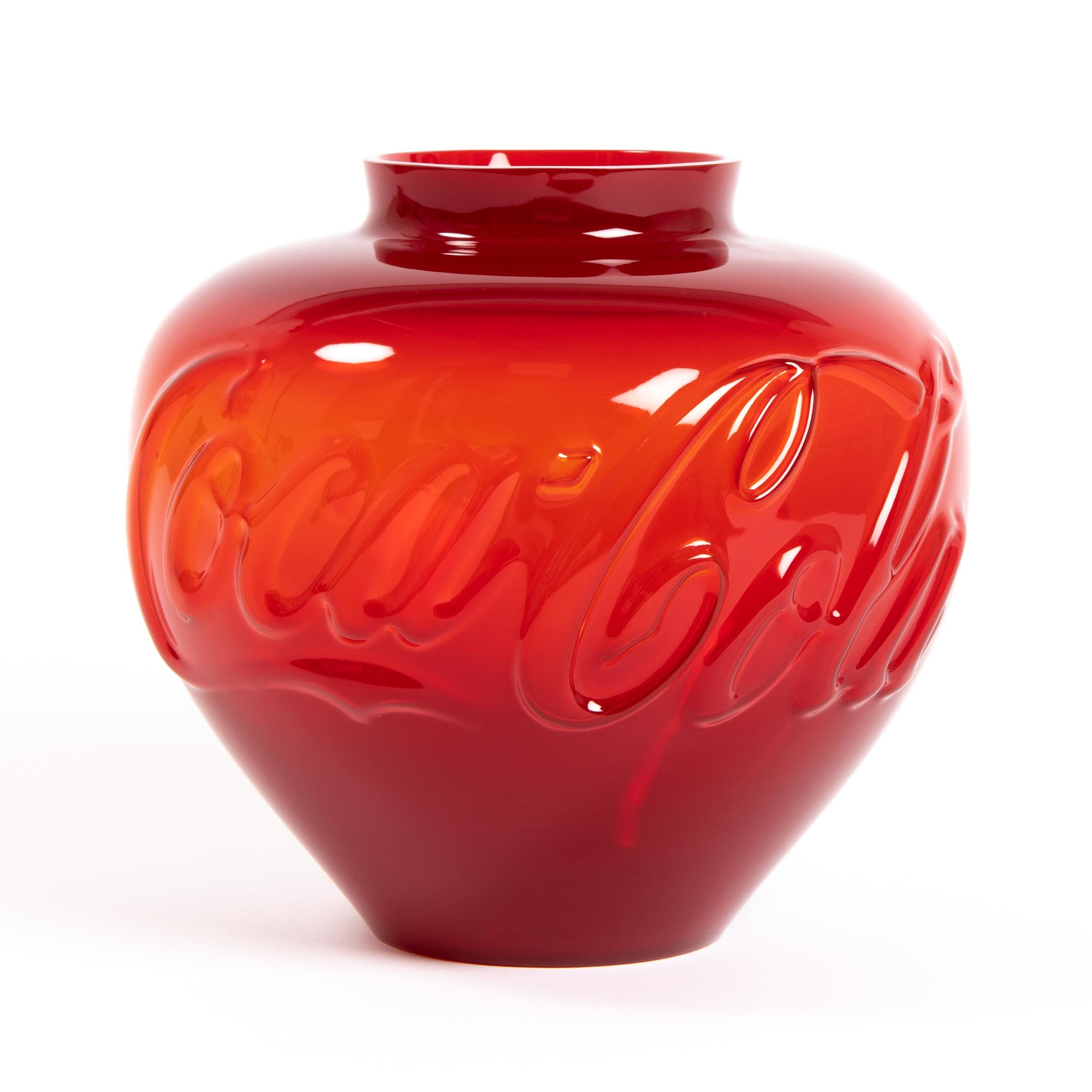 Ai Weiwei (Chinese, geb. 1957)
Coca-Cola Glasvase, 2023
Medium: Gegossene Vase aus durchscheinendem rotem Glas
Abmessungen: ⌀ 19 cm x 21 cm x 21,2 cm (7 1/2 × 8 3/10 × 8 3/10 in)
Auflage 300: Gravierte Signatur auf dem Sockel, handsigniertes und