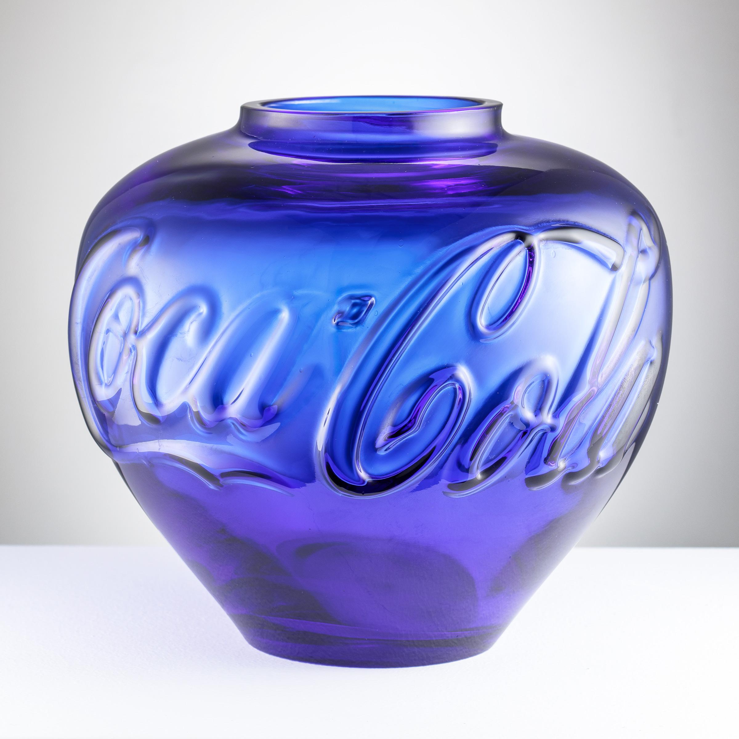 Ai Weiwei (chino, 1957)

Jarrón Coca-Cola (Azul), 2024

Medio: Escultura de vidrio (Murano)

Dimensiones: 20,5 x 22 cm (8,07 × 8,66 pulg.)

Edición de 100: Firma grabada en la base, COA firmado a mano y numerado

Estado: Menta