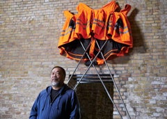 Ai Weiwei x Hornbach Sicherheitsjacken mit Reißverschluss auf dem anderen Weg Skulptur und Buch