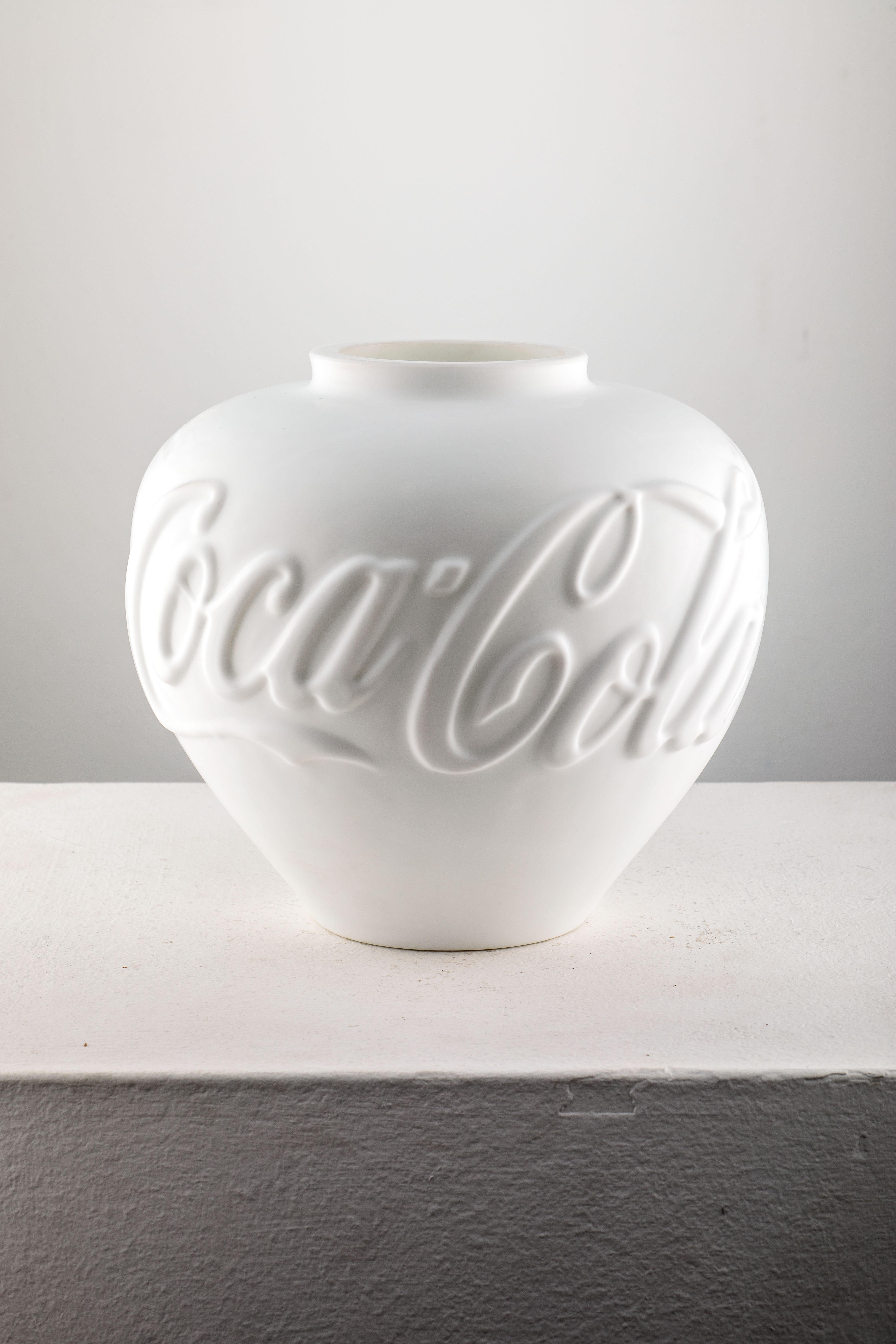 Vasi in bianco e nero (set di 2), 2024 di Ai Weiwei, vetro di Murano in vendita 1