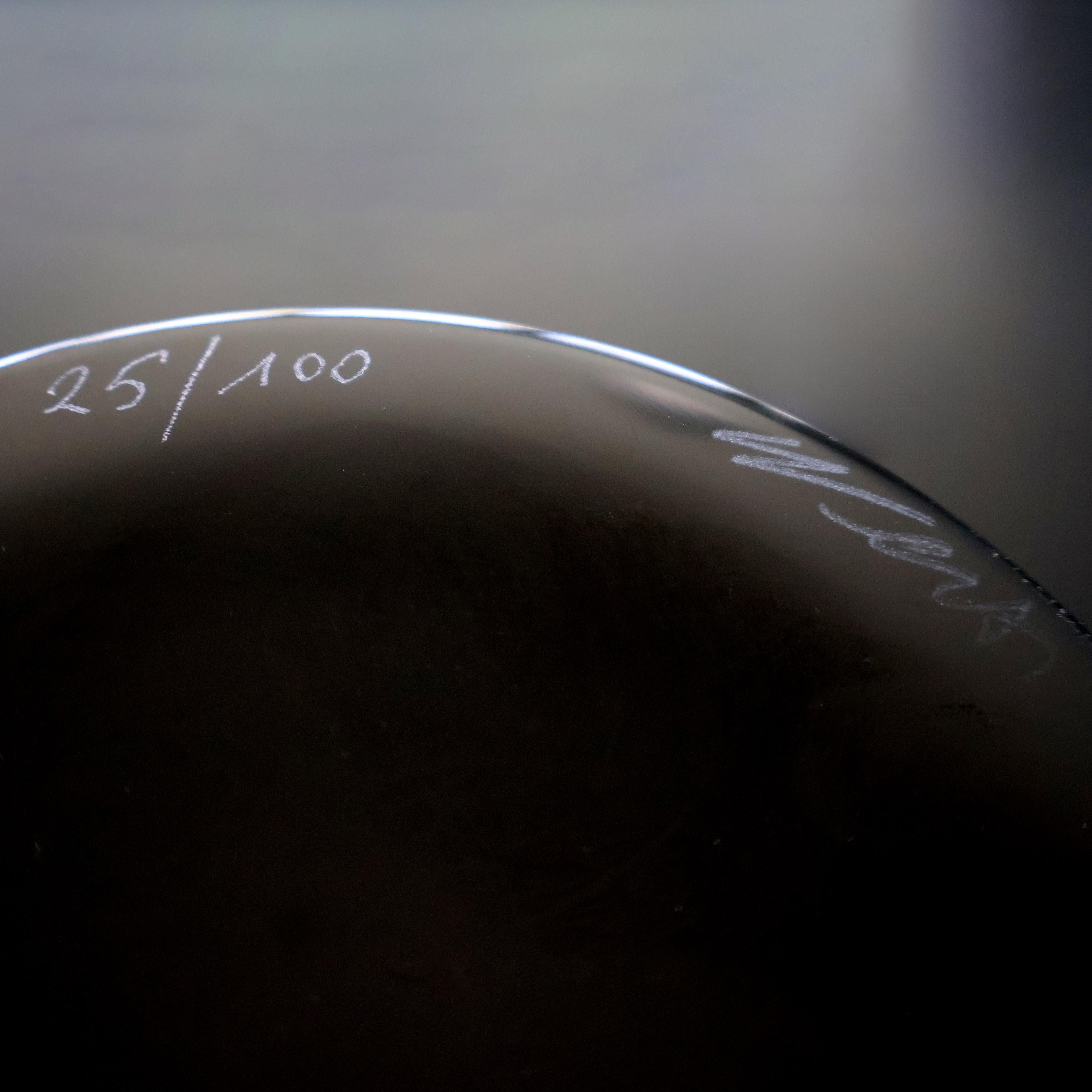 Vasi in bianco e nero (set di 2), 2024 di Ai Weiwei, vetro di Murano in vendita 4