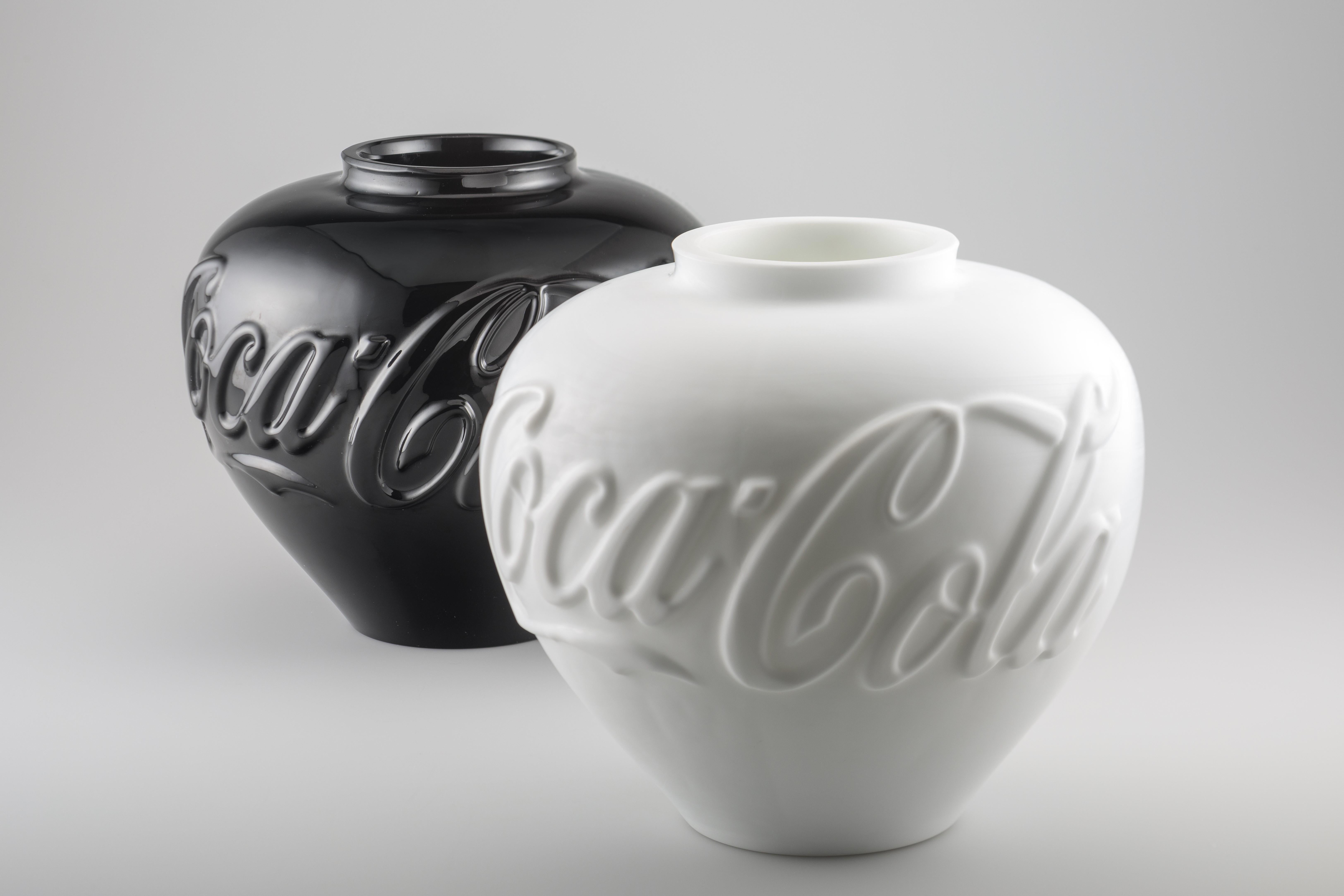 Ai Weiwei
Vasi in bianco e nero (set di 2)
2024
Vetro di Murano
20.5 × 20.5 × 22 cm
Firmato e numerato sul certificato di accompagnamento e con iscrizione in basso
Meno di 20 esemplari compilati con numeri corrispondenti sull'edizione totale di