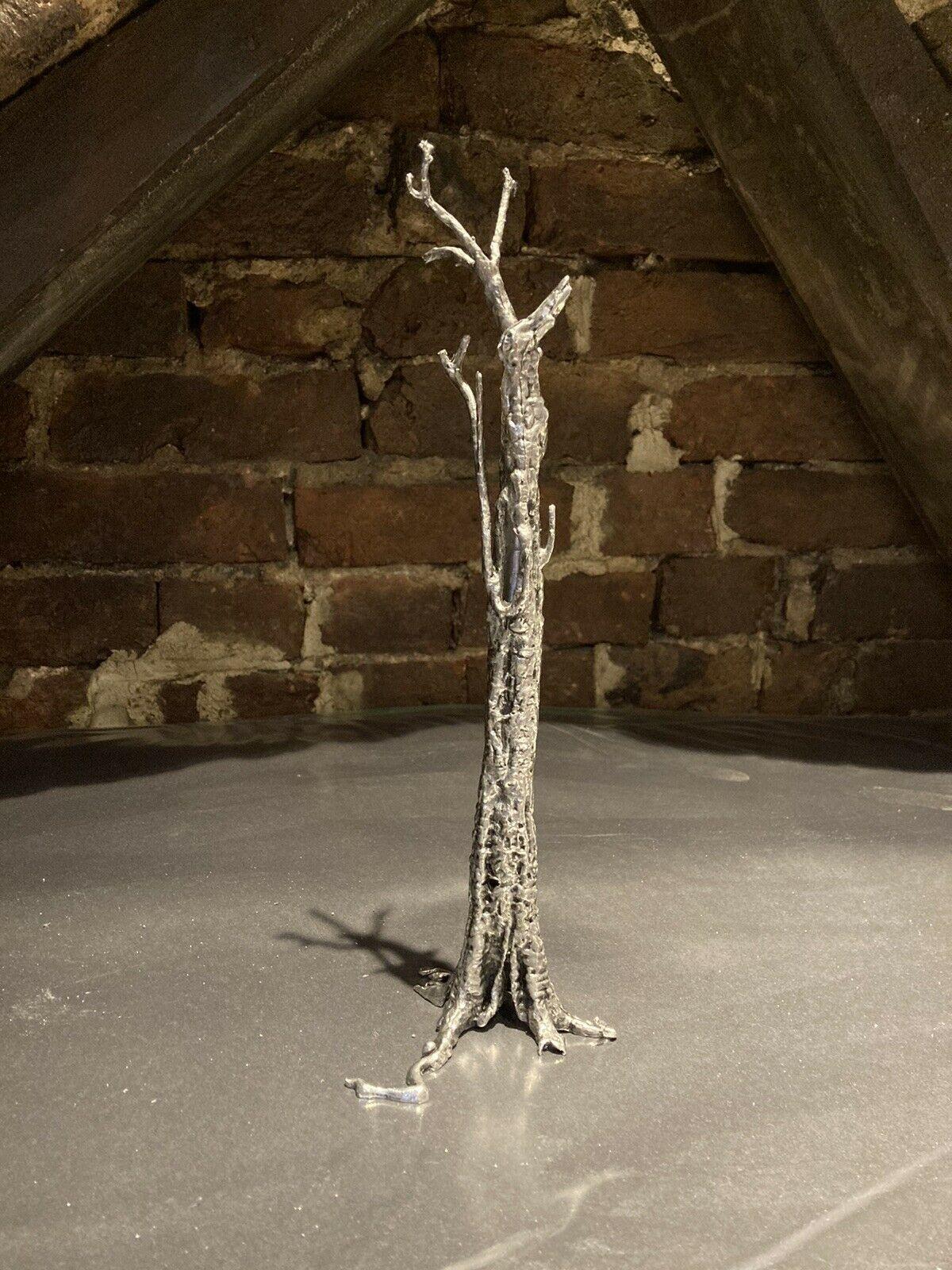 Pequi Tree Miniature es una escultura, creada a partir de la obra más reciente de Ai Weiwei, Pequi Tree, 2018-2020, y producida a escala 1/100.

La escultura es una edición de artista, exclusiva de Serralves, Portugal, limitada a 250 ejemplares,