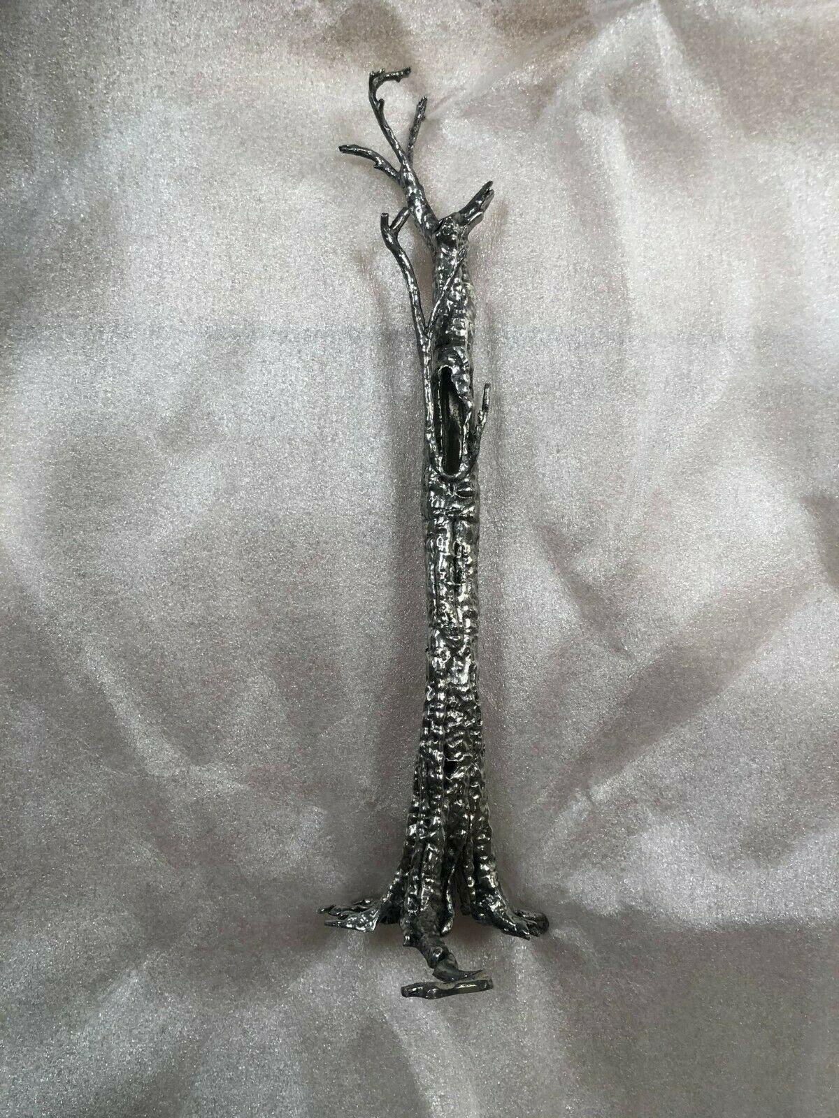 Pequi Tree Miniature ist eine Skulptur, die auf der Grundlage des jüngsten Werks von Ai Weiwei, Pequi Tree, 2018-2020, im Maßstab 1:100 hergestellt wurde.

Bei der Skulptur handelt es sich um eine auf 250 Exemplare limitierte, nummerierte und von Ai