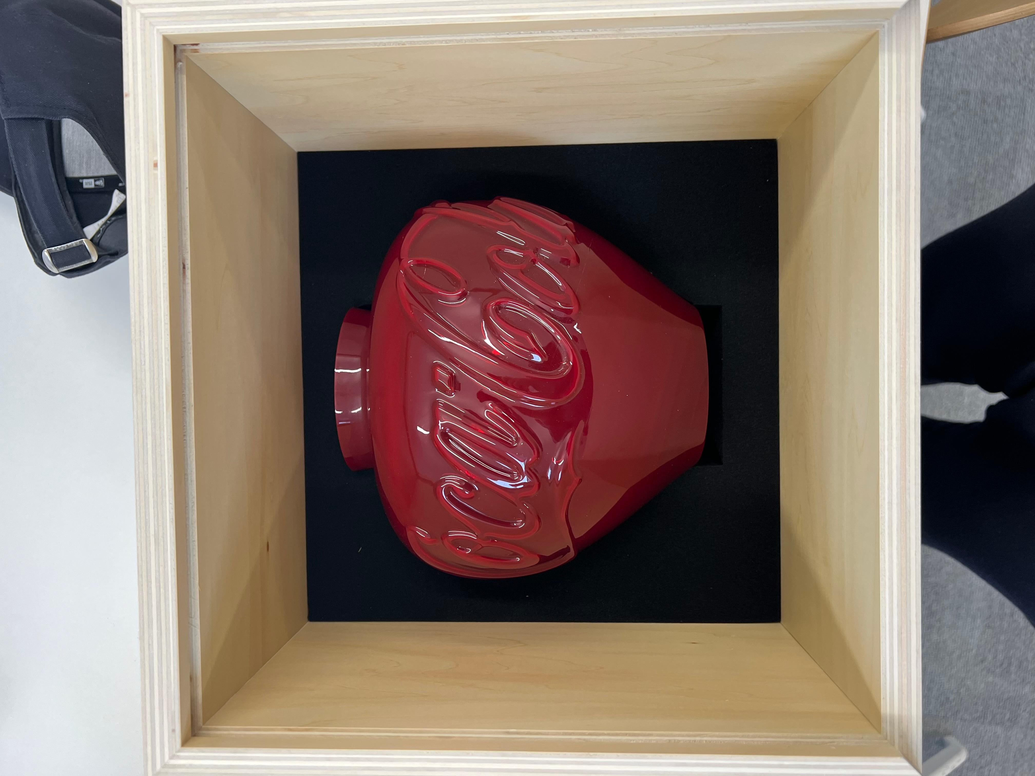 Ohne Titel (Coca Cola) 

Von AI Weiwei

Ai Weiwei ist ein renommierter zeitgenössischer chinesischer Künstler und Aktivist, dessen vielfältiges Werk Skulpturen, Installationen und soziale Kommentare umfasst, die sich häufig mit Themen wie