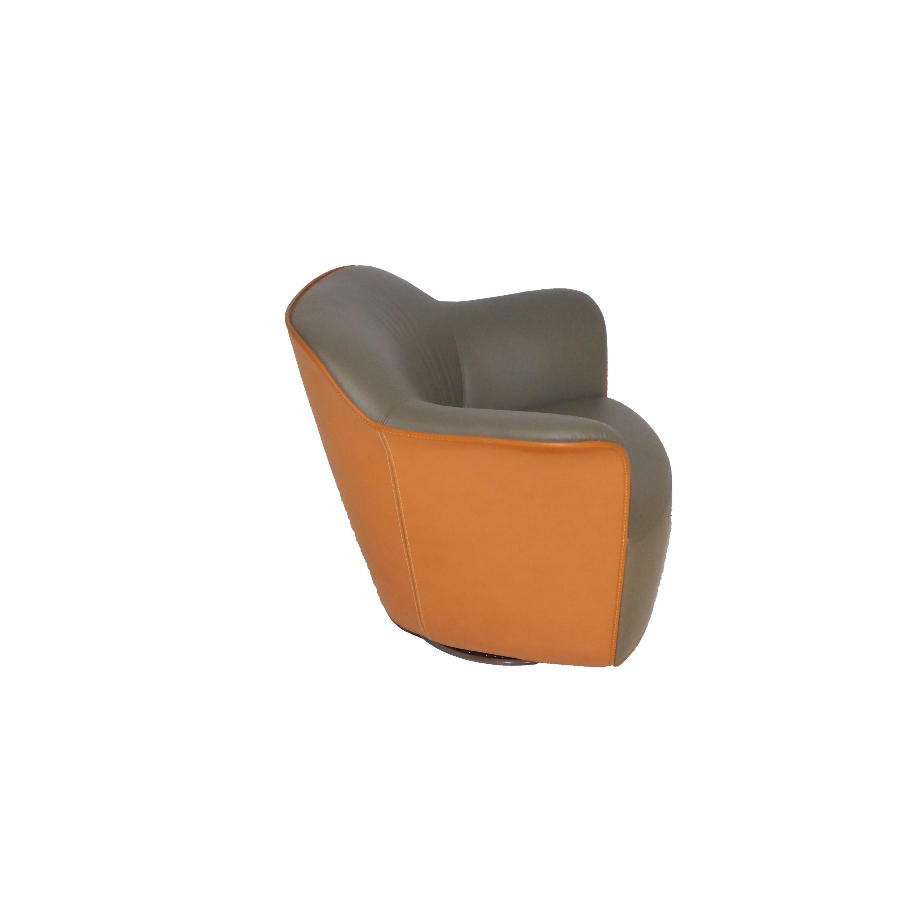 Aida, armchair has a soft and graceful design that brings to mind the corolla of a flower. In fact, its armrests open and curve outwards like petals. When designing Aida, Roberto Lazzeroni combined classic construction techniques with contemporary