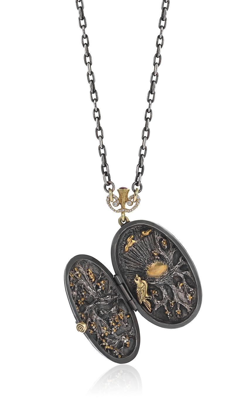 As the shadows and light melt within one another, an eternal number of possibilities, a moving universe is created.. The excuisite Sunset Lumen Locket is from Aida Bergsen's Umbra Collection. 

A fine example of high craftsmanship, each detail of