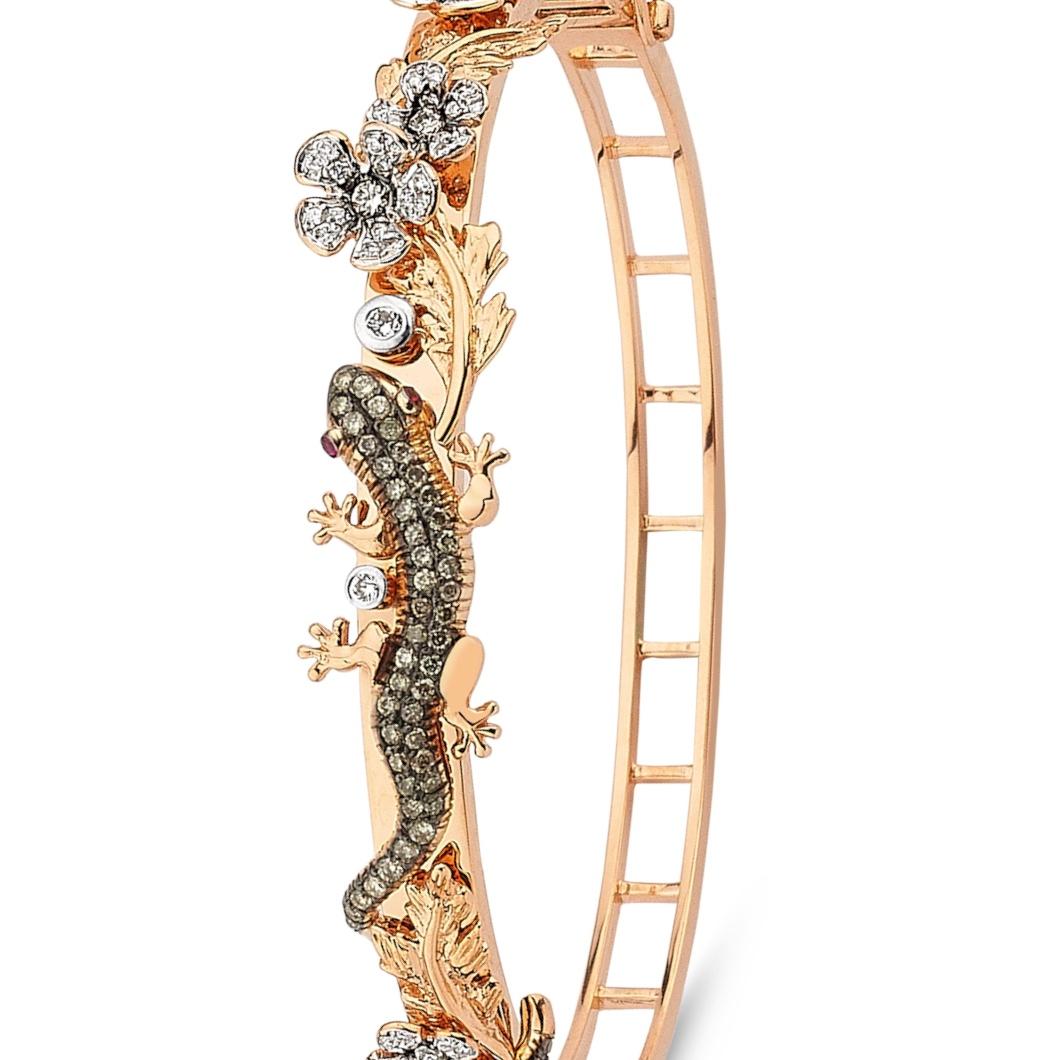 The intricate detailing on this bangle is the perfect insight into the world of Aida Bergsen harmonising flawlessly on an enchanting yet casual design.
18k rose gold set with 0,84ct brilliant round cut white diamonds and 0,02ct rubies.