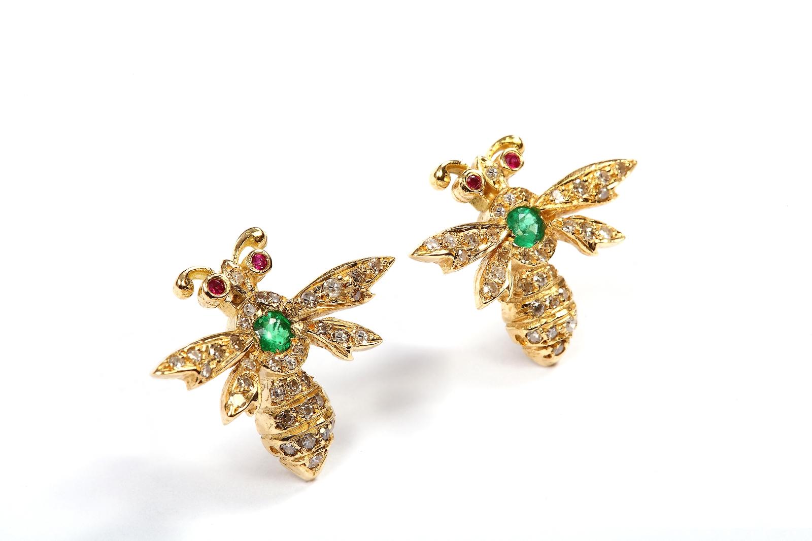 Handcarved in lost wax, then cast in 18k yellow gold set with 0,20ct diamonds, 0,10ct emeralds and 0,06ct rubies, these stunning Aida Bergsen Wasp Studs compliment its wearer in an eccentric yet elegant manner.

This product is available in