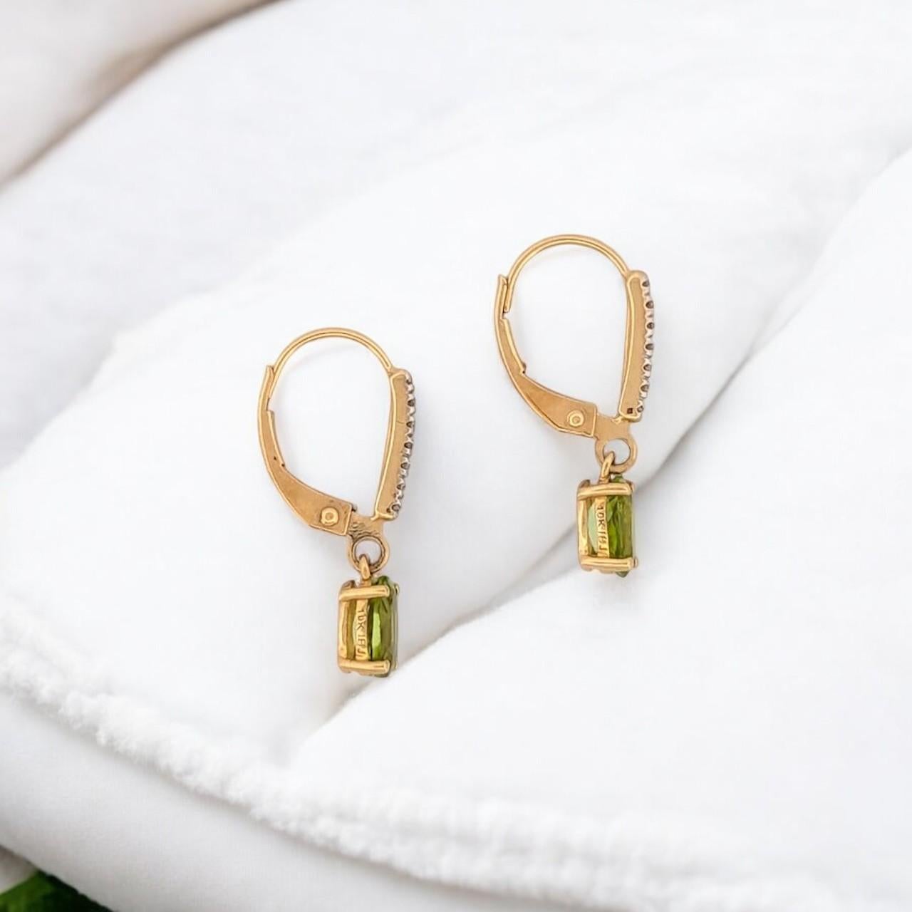 ✨ Un tocco di scintillio della Nature ✨
Gli orecchini Aida, realizzati in caldo oro giallo 10k, sono caratterizzati da diamanti scintillanti e smeraldi vivaci per un design che unisce la bellezza naturale a un'eleganza senza tempo. Perfetti da