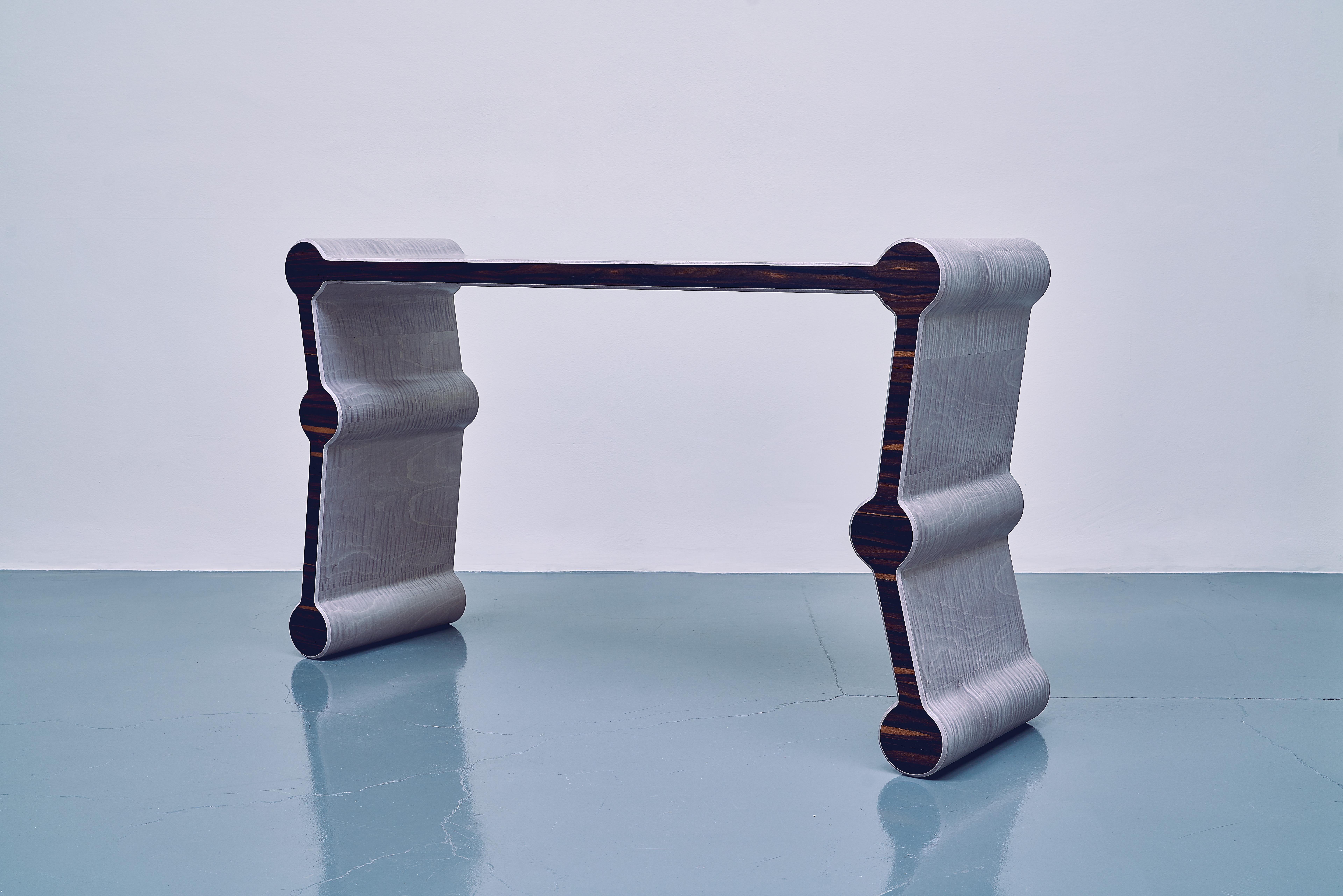 Die funktionelle und solide Konsole AIDA wurde mit einfachen Formen aus verschiedenen konzeptionellen Formen entworfen, die in einem minimalen Design zusammengesetzt sind. Die virtuellen Drehpunkte werden durch die vergrößerten abgerundeten und