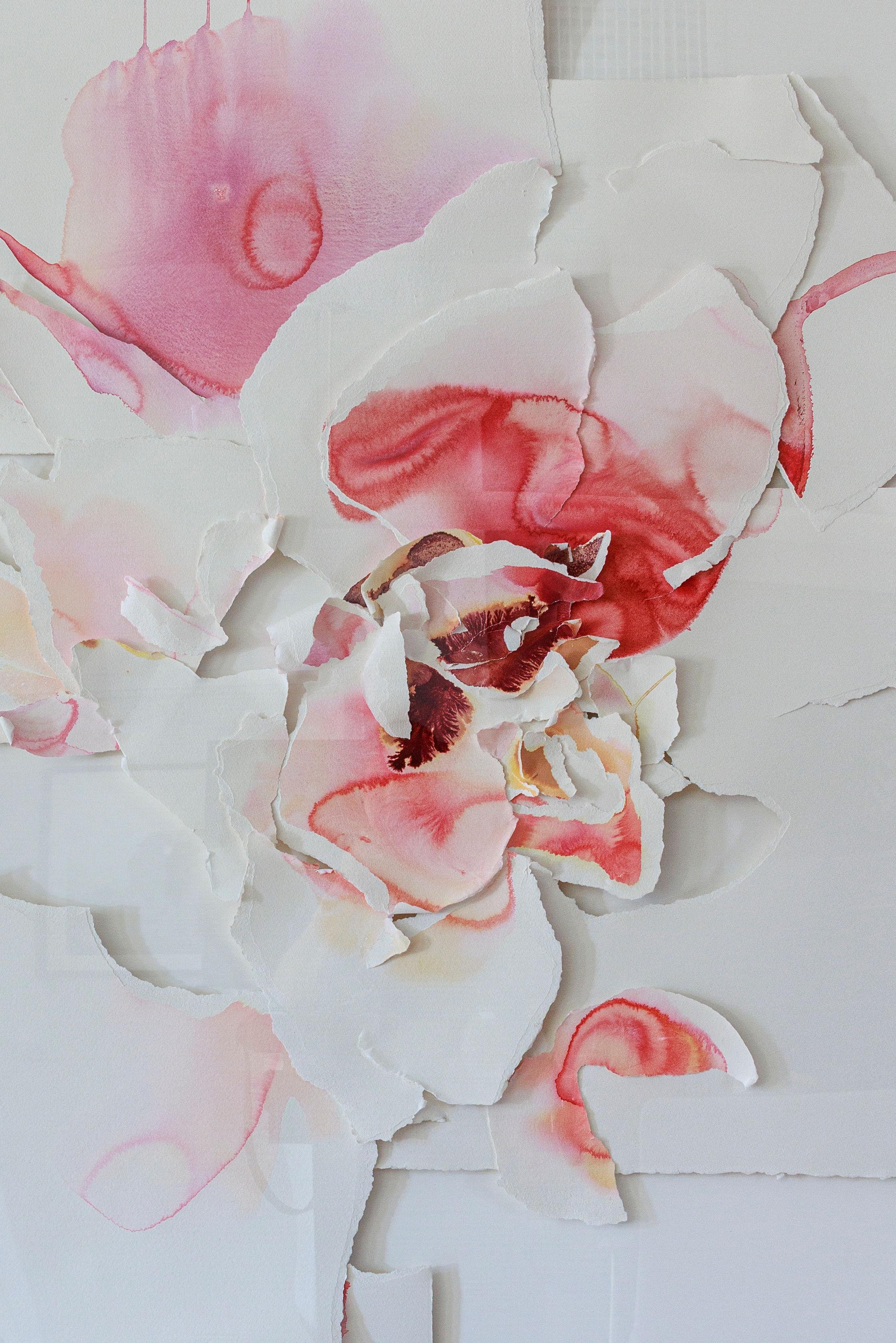 Aida fait l'expérience de la résilience : elle peint, elle casse et elle reconstruit. L'aquarelle, subtile et délicate, se transforme en grande sculpture. La beauté des cicatrices dans son travail - imparfaites et fragiles - ainsi que la volupté du