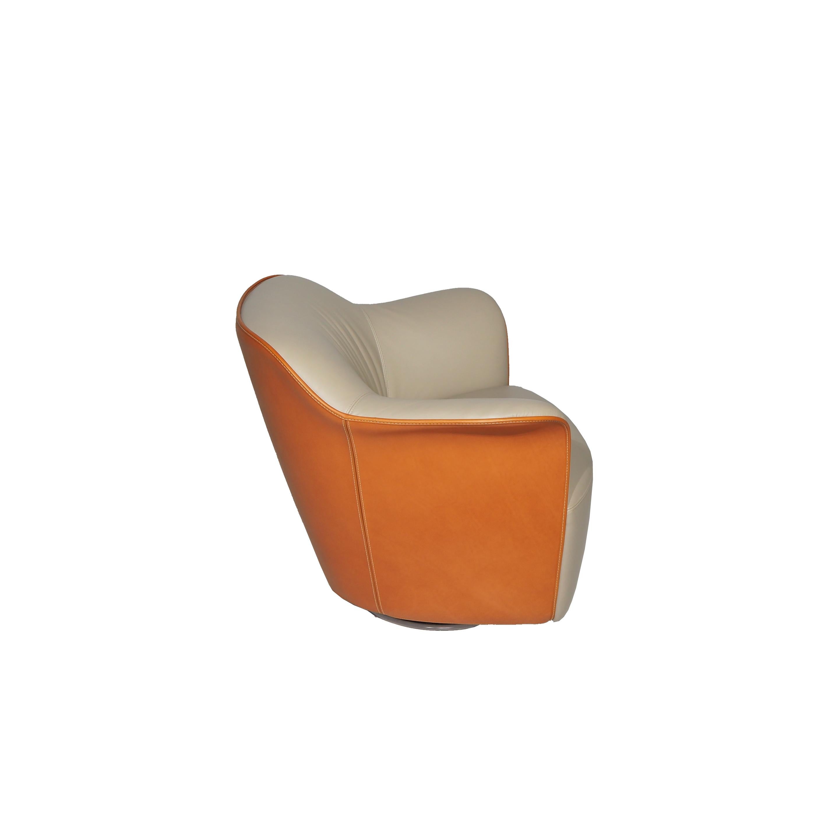 Aida, swivel armchair has a soft and graceful design that brings to mind the corolla of a flower. In fact, its armrests open and curve outwards like petals. When designing Aida, Roberto Lazzeroni combined classic construction techniques with