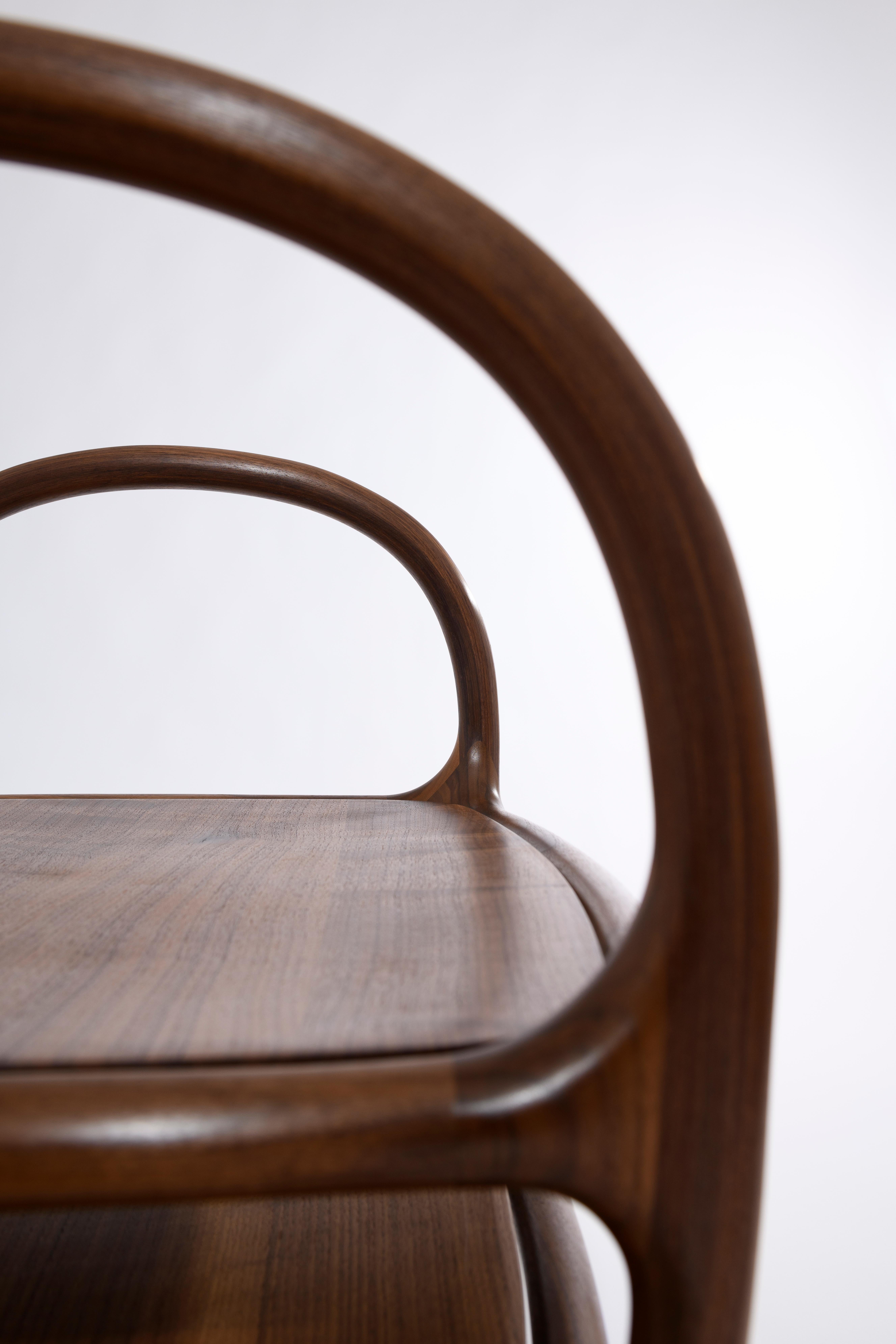 Français Table basse en noyer Aida par Atelier Blouberg en vente