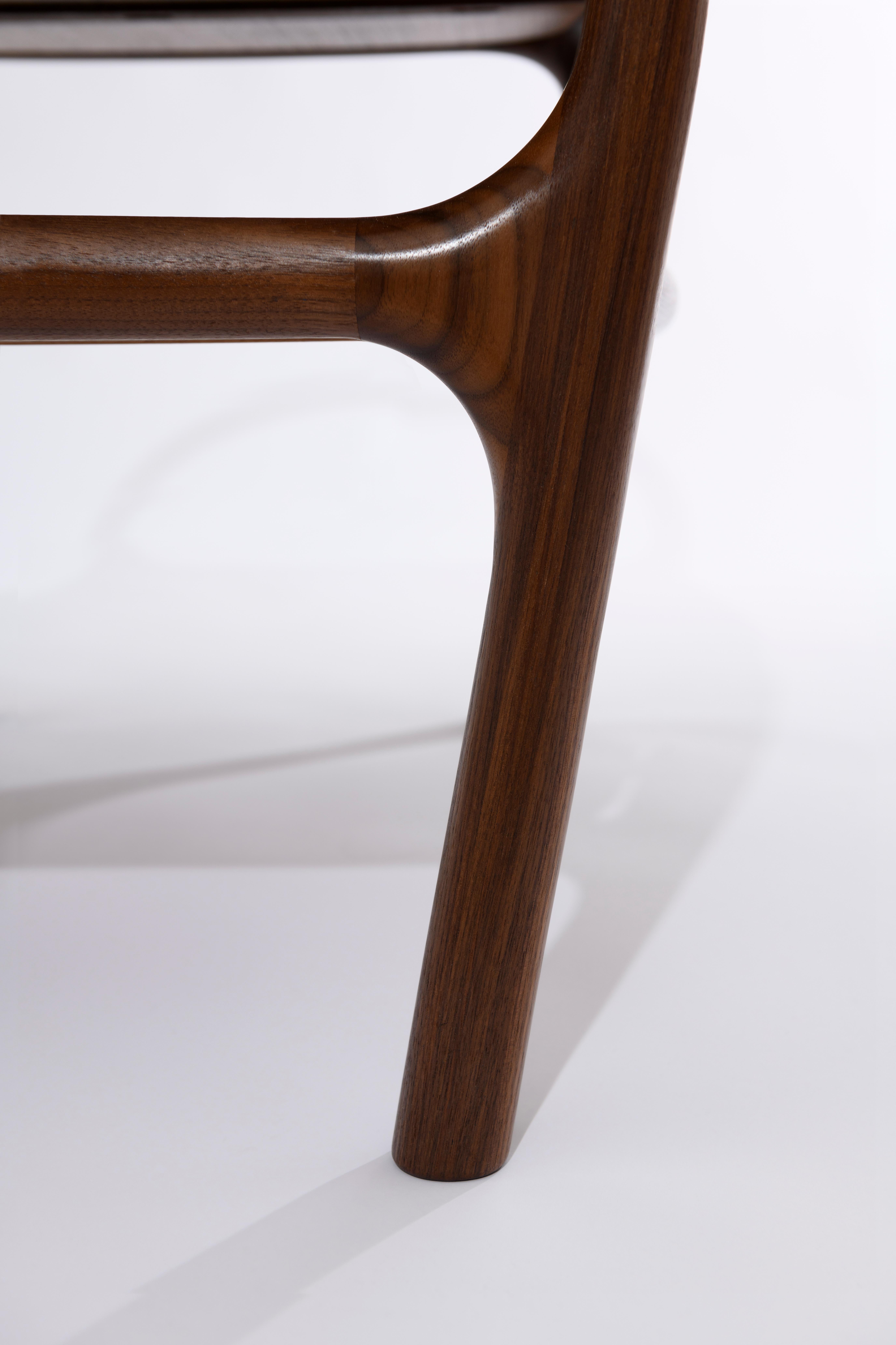 Huilé Table basse en noyer Aida par Atelier Blouberg en vente
