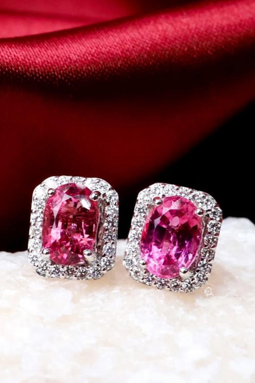 Une Rubellite non traitée exclusive et des Diamants dans un design essentiel et moderne.
Parer vous et ajouter une touche de couleur et de sophistication à votre look.
Boucles d'oreilles en or 18K avec 2 pièces de Tourmaline Rubellite non traitée de