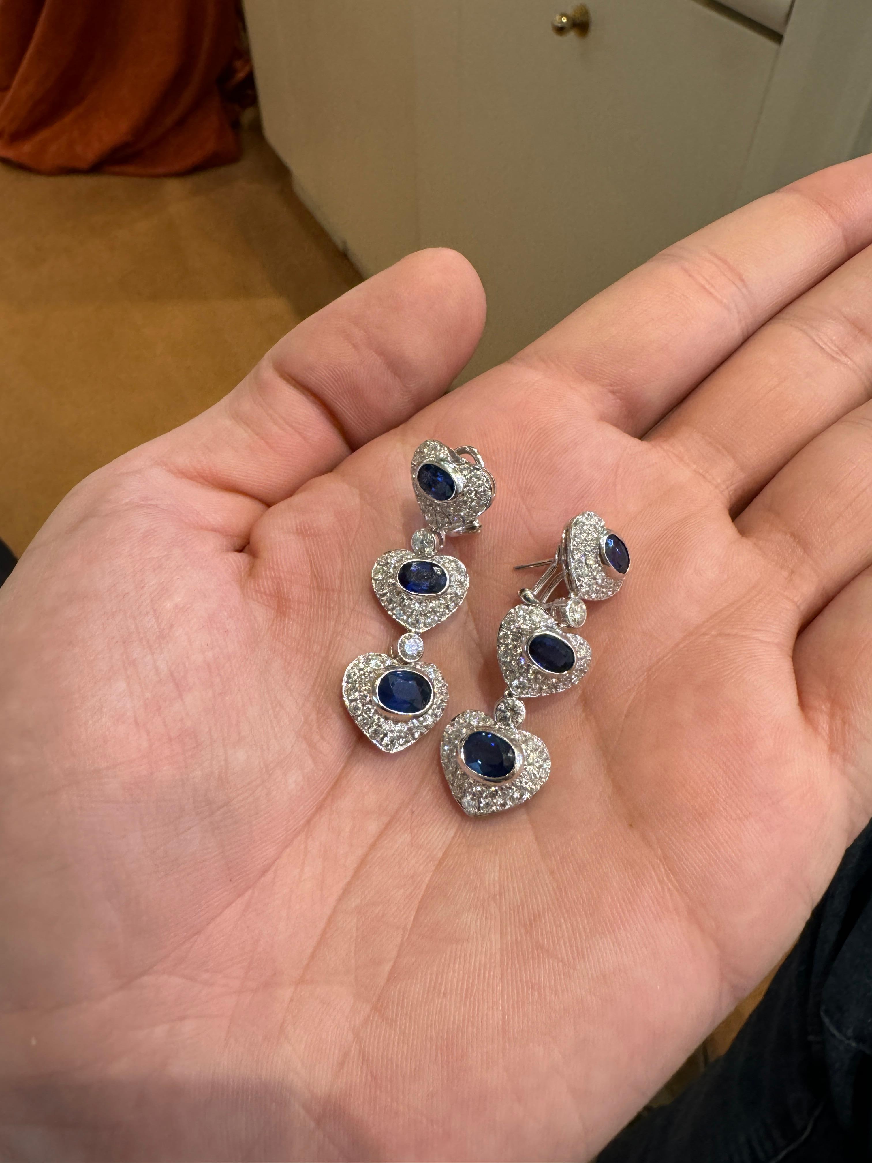  AIG 4.00 ct Blue Sapphires 3.85 ct Pavé Diamonds F - VS Heart Pendant Earrings In New Condition For Sale In Bergamo, BG