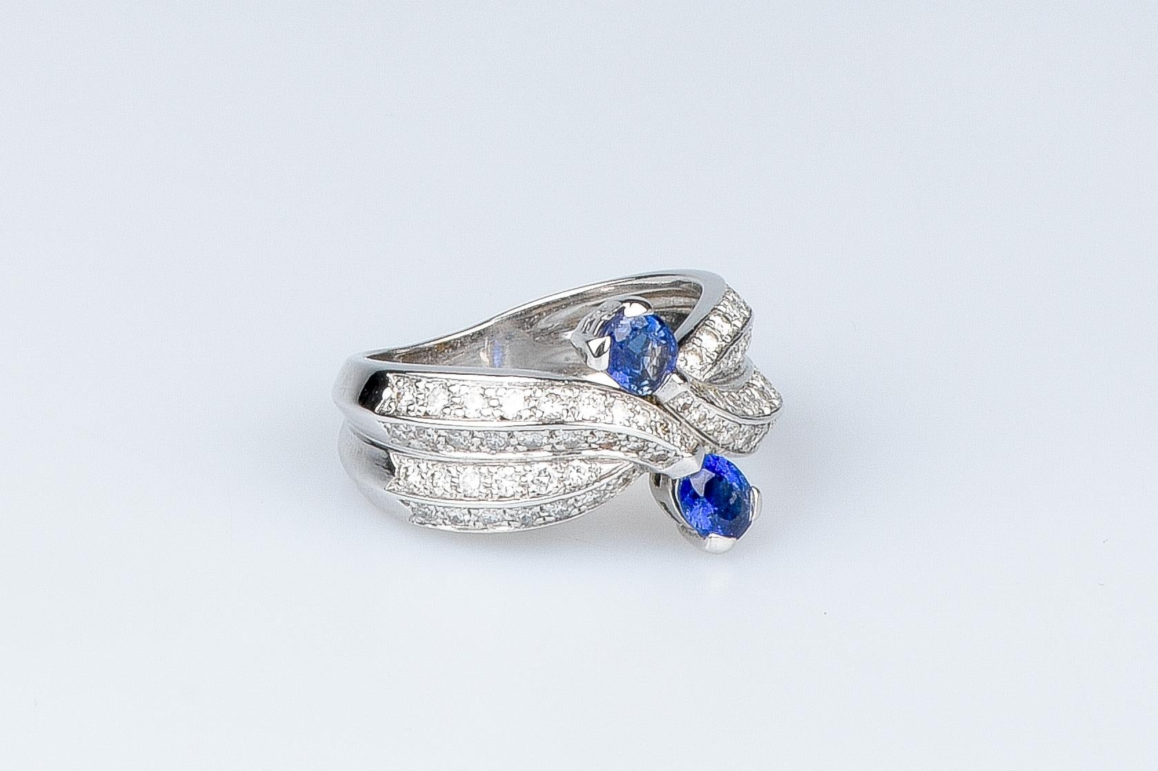 AIG certified 0.80 carat sapphires - 0.64 carat round brillant cut diamonds ring For Sale 8