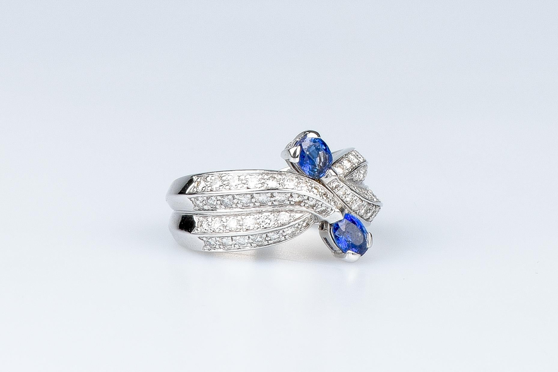 AIG certified 0.80 carat sapphires - 0.64 carat round brillant cut diamonds ring For Sale 9