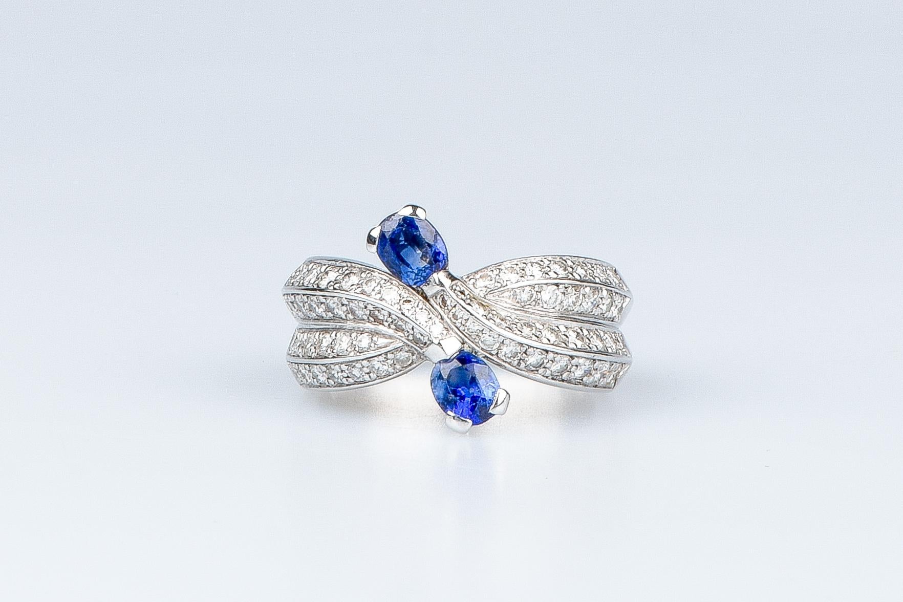 Brilliant Cut AIG certified 0.80 carat sapphires - 0.64 carat round brillant cut diamonds ring For Sale