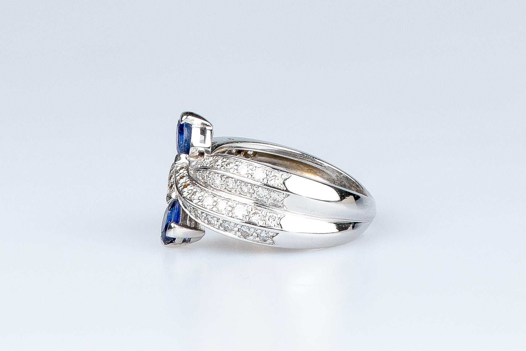 AIG certified 0.80 carat sapphires - 0.64 carat round brillant cut diamonds ring For Sale 2