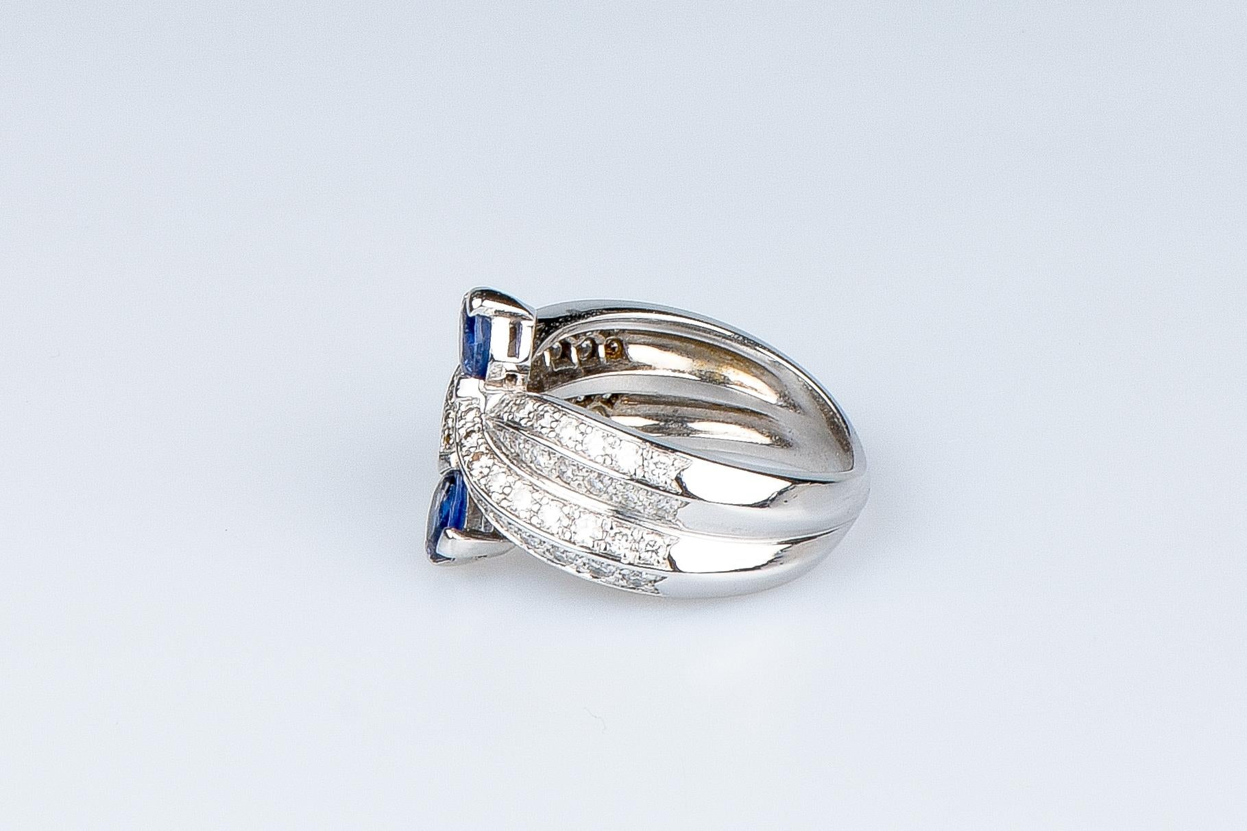 AIG certified 0.80 carat sapphires - 0.64 carat round brillant cut diamonds ring For Sale 3
