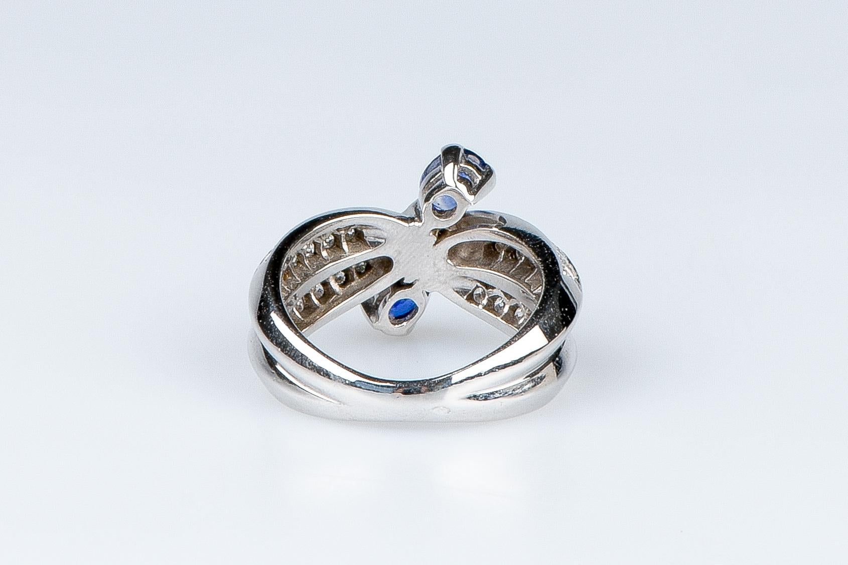 AIG certified 0.80 carat sapphires - 0.64 carat round brillant cut diamonds ring For Sale 5