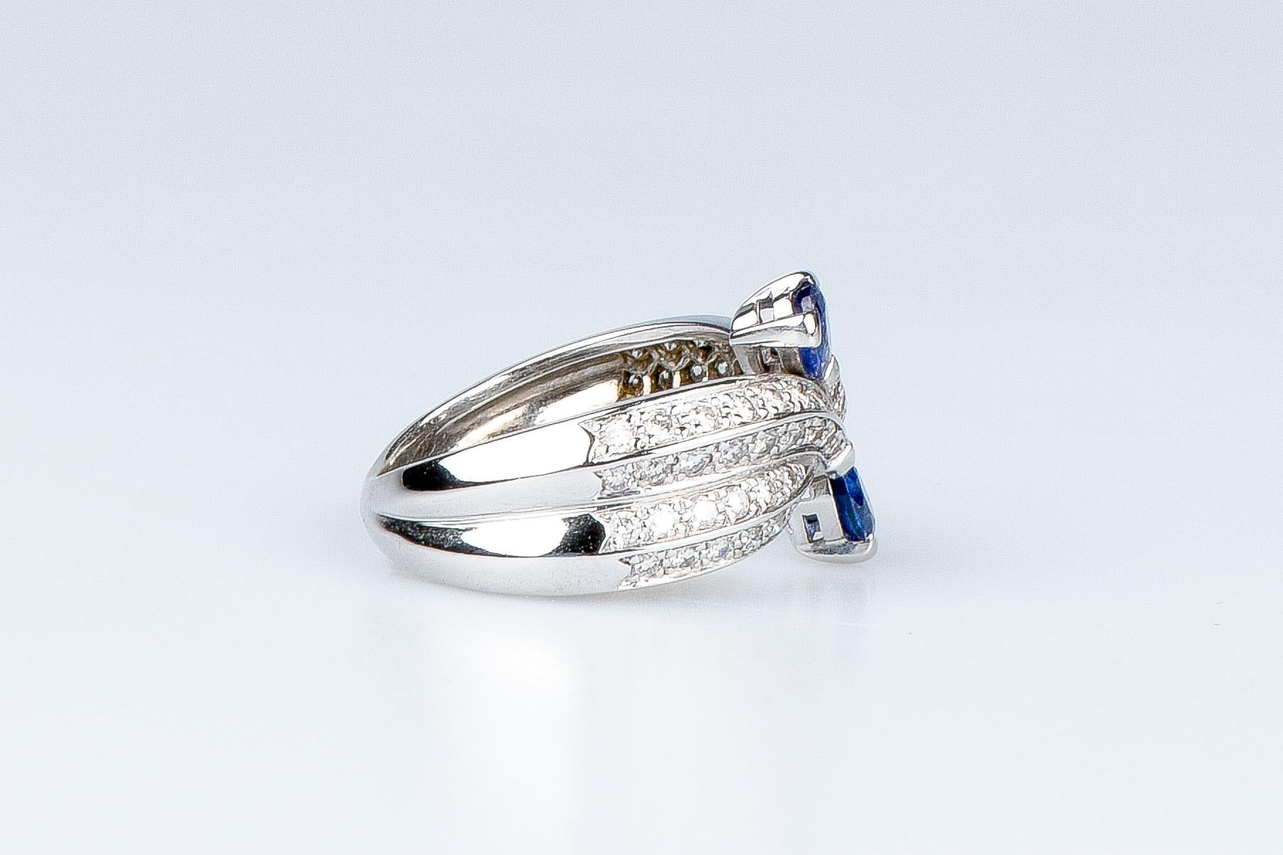 AIG certified 0.80 carat sapphires - 0.64 carat round brillant cut diamonds ring For Sale 6